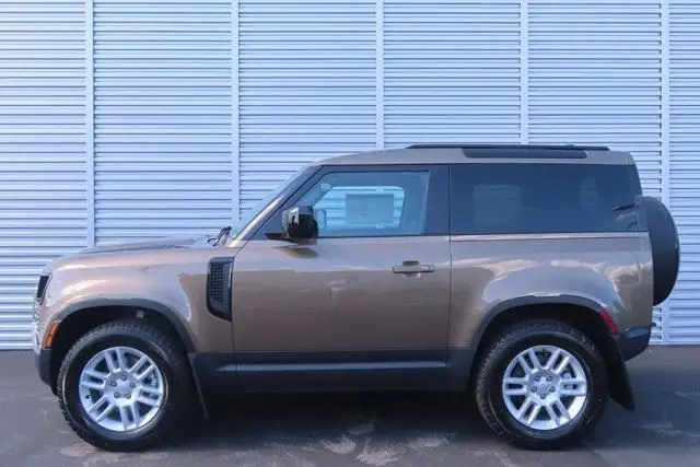 Подержанный 2023 Land Rover Defender 90 S