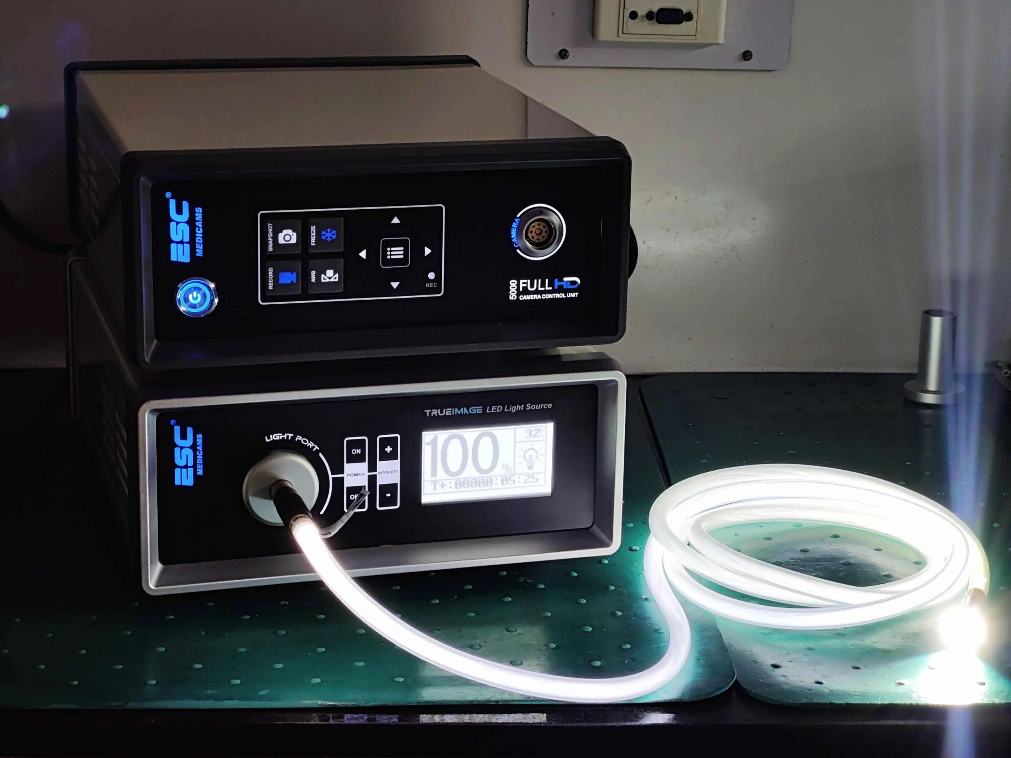 Endoscope Medical Portable Cold LED Light Source 120W for Endoscopy Laparoscopy with Storz-type Fiber Optic Cable