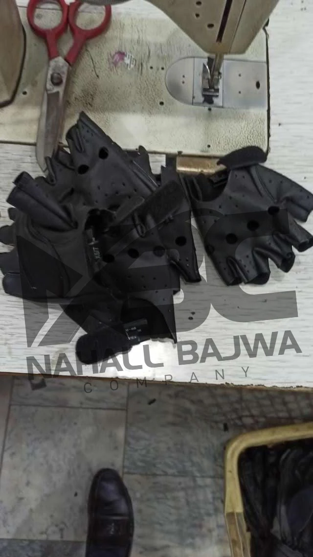 2023 Durable Adjustable Fitness Gloves for Women Breathable Gym and Driving Leather Gloves Winter Season