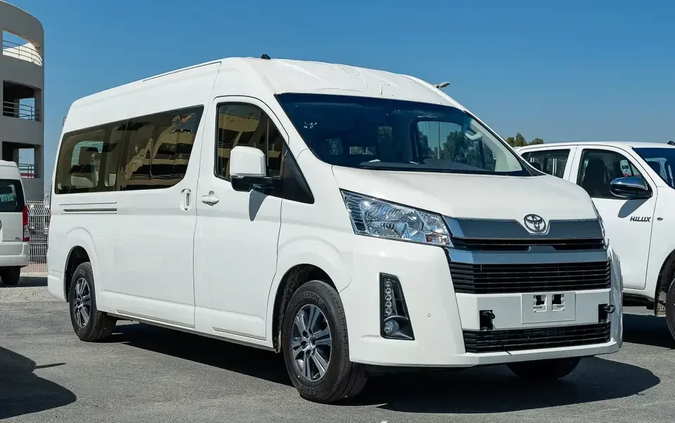 Подержанный мини-автобус 2022 Toyotaa HIACE 16 мест белого цвета-Toyota Hiace Van