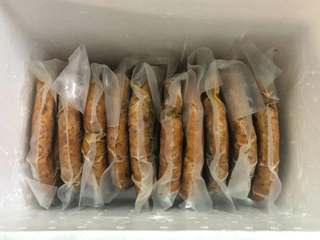 Замороженная острая Северная колбаса, вес 500 г, Упаковано в Вакуумный Герметичный пакет