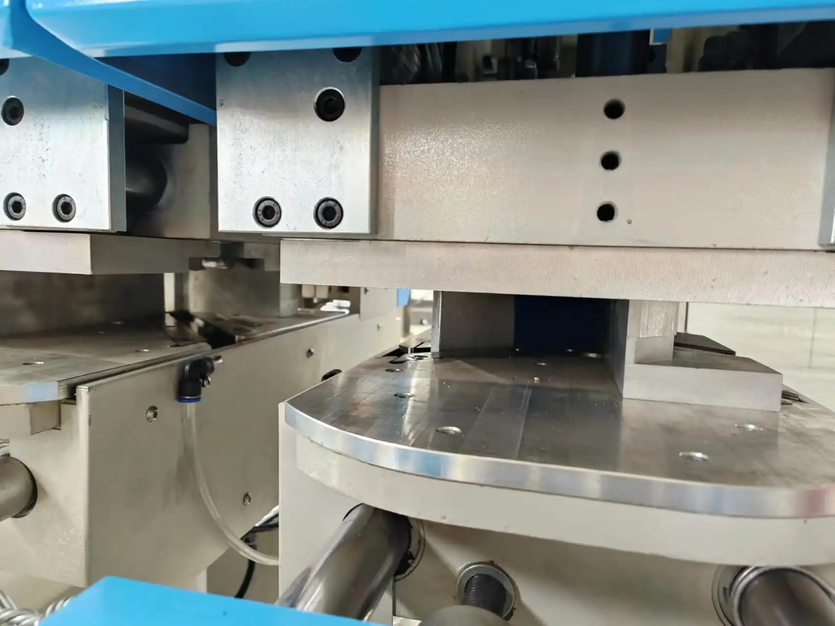 Double Head Seamless Welding Machine for Max Height 140mm Colorful Pvc Profile Making