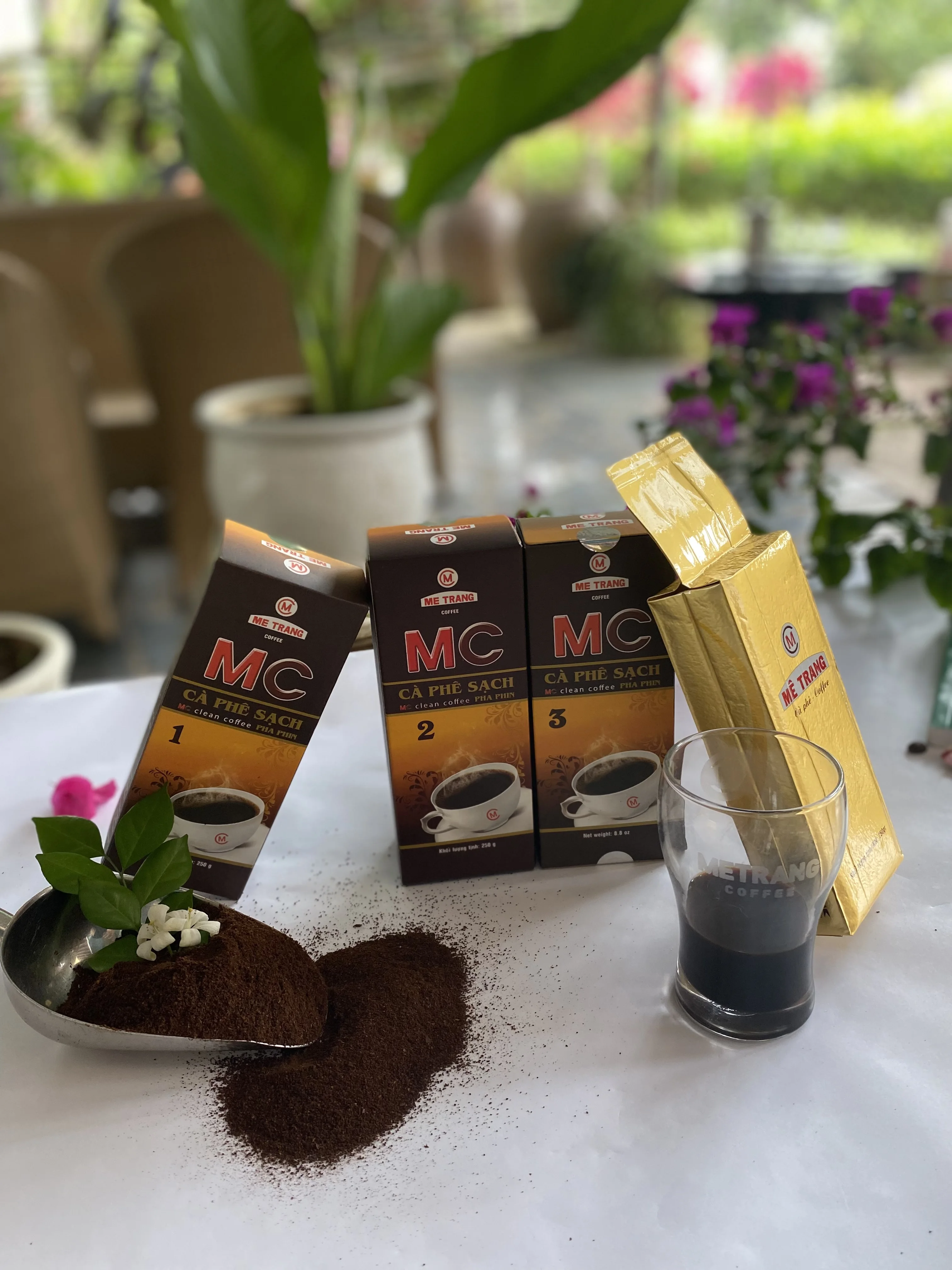 100% Arabica Robusta coffee beans Medium Roast Ground Coffee With 0.25 kg Per Box Dark Chocolate Flavor From Vietnam