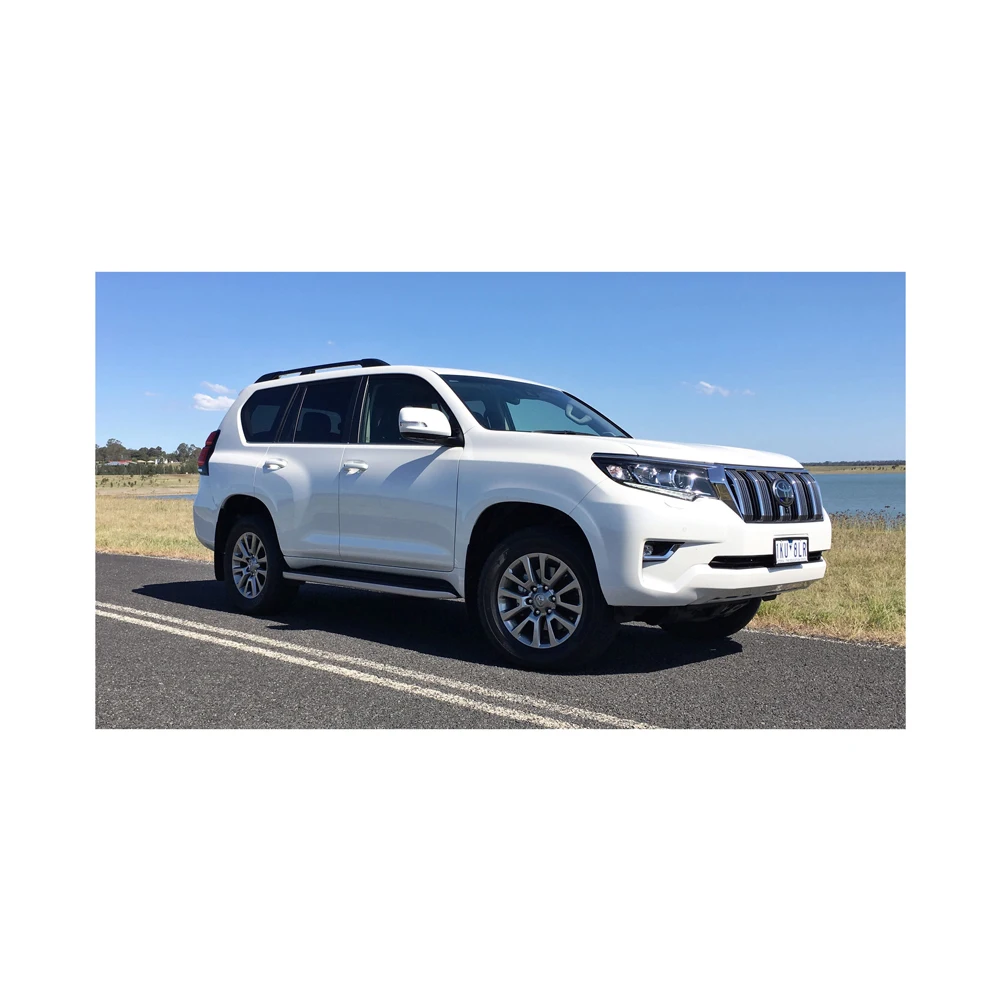 Элегантный внешний дизайн Toyota Prado выделяется на дороге