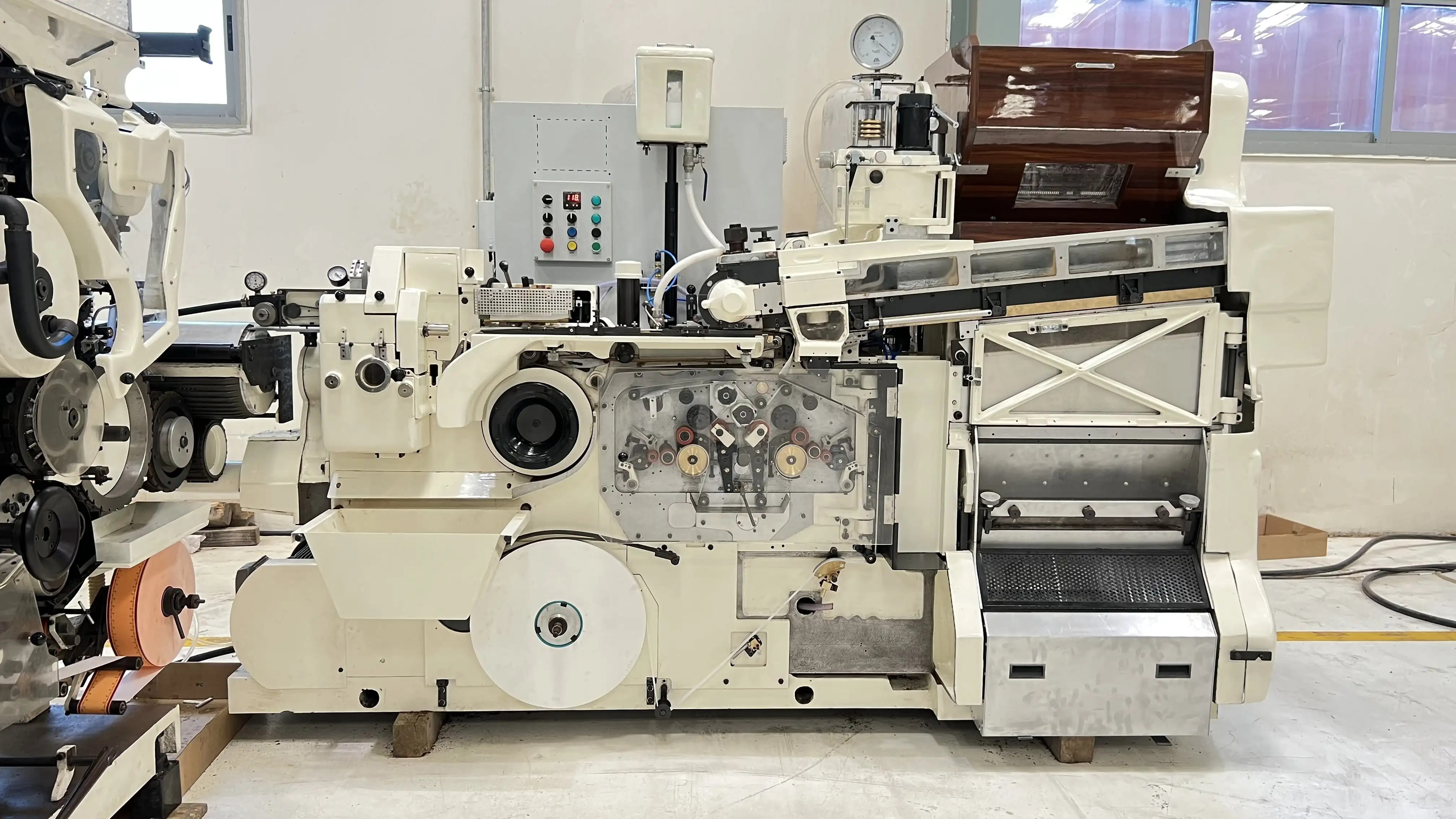 Efficient Cigarette Manufacturing Machine with a Production Capacity of 2800 Cigarettes