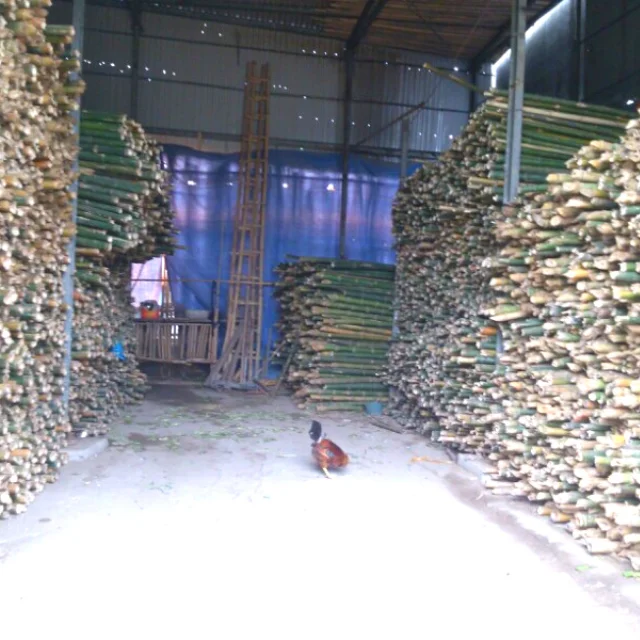 Высококачественный деревянный шест из необработанного бамбука/бамбуковые стержни из натурального волокна