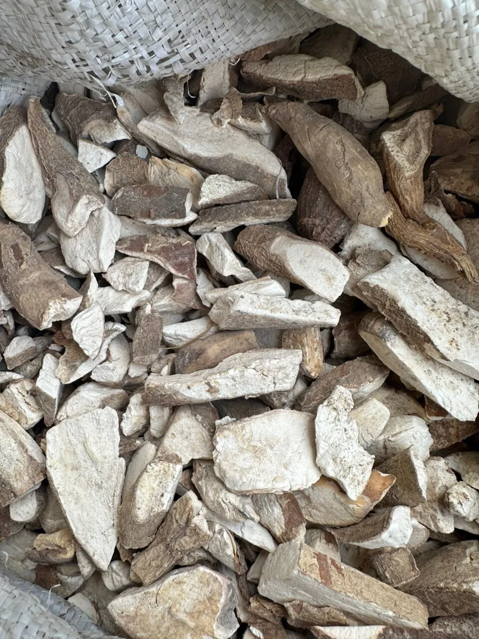 For Sale Dried Cassava Chips For Animal Feed Vietnam Sliced Cassava Tapioca Chips for Making Animal Food