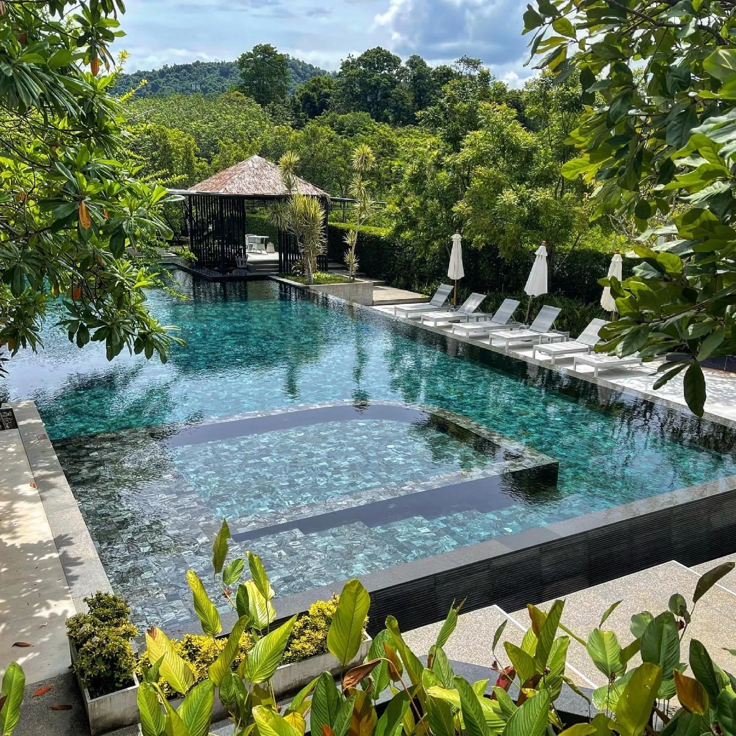 Bluestone Swimming Pool Tiles - Light Grey Limestone - Pool Copping Sandblasted Surface Stone