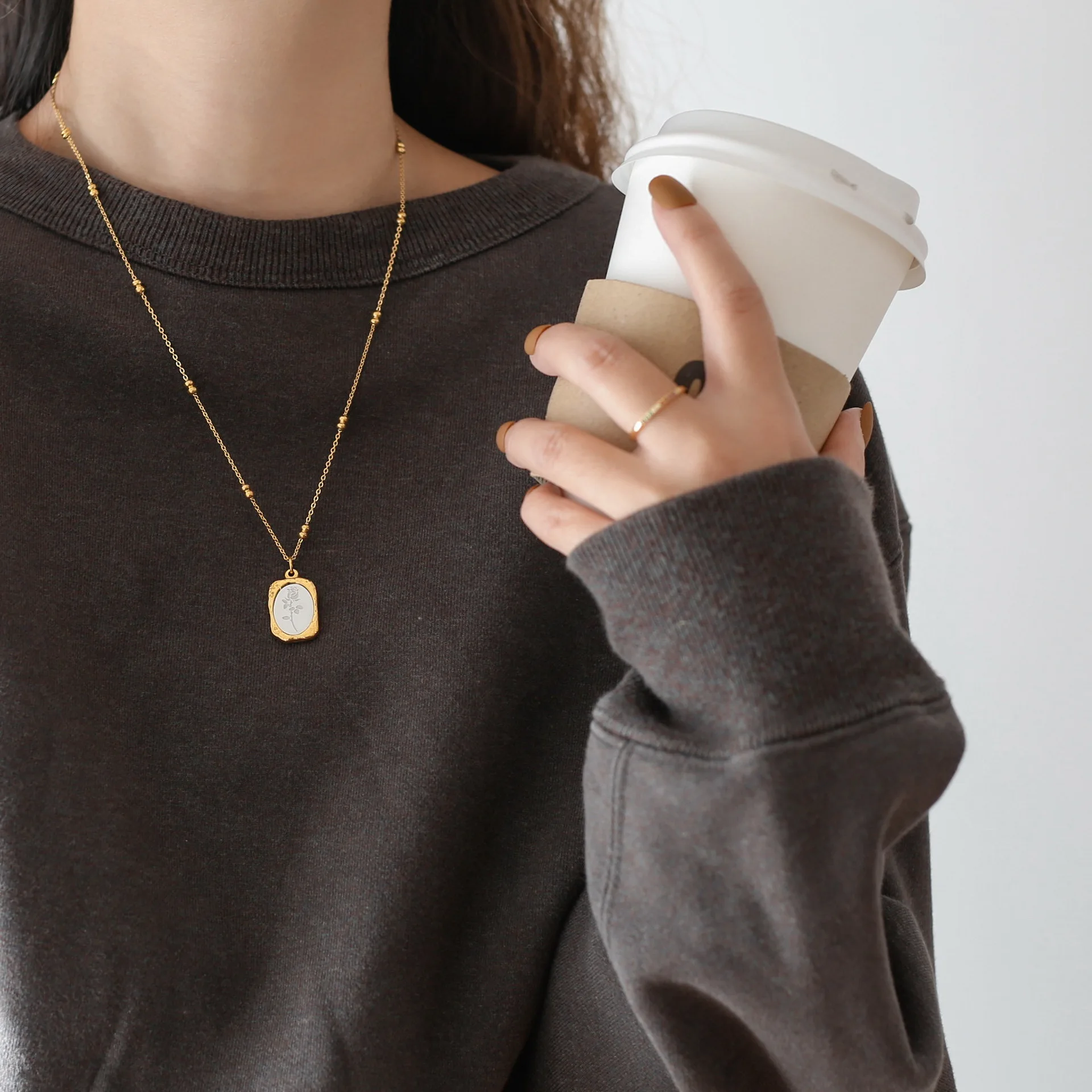 Magic Mirror Design Stainless Steel Pendant Necklace Waterdrop Embossed Rose Flower Pendant Statement Necklace