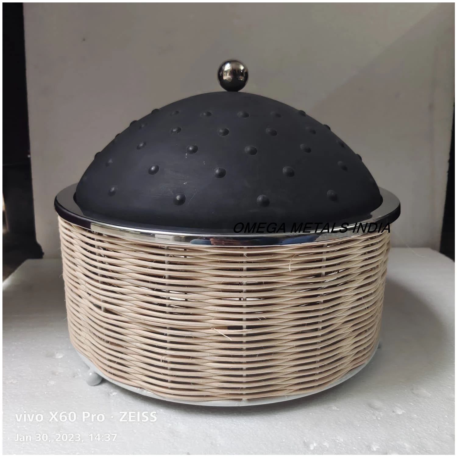 Best Quality Wooden Base Casserole with Metal Lid New Design Food Warmer with Designer Lid Hot Pot for Home Kitchen
