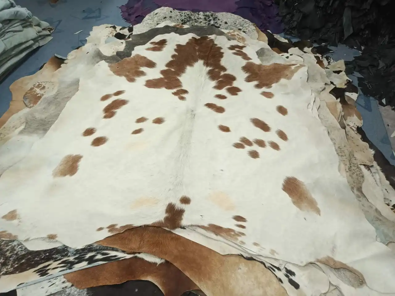 Best Wholesale Price Custom Design Hair On 100% Genuine Cow Leather / Custom Made Solid Color 100% Genuine Cow Hair On Leather