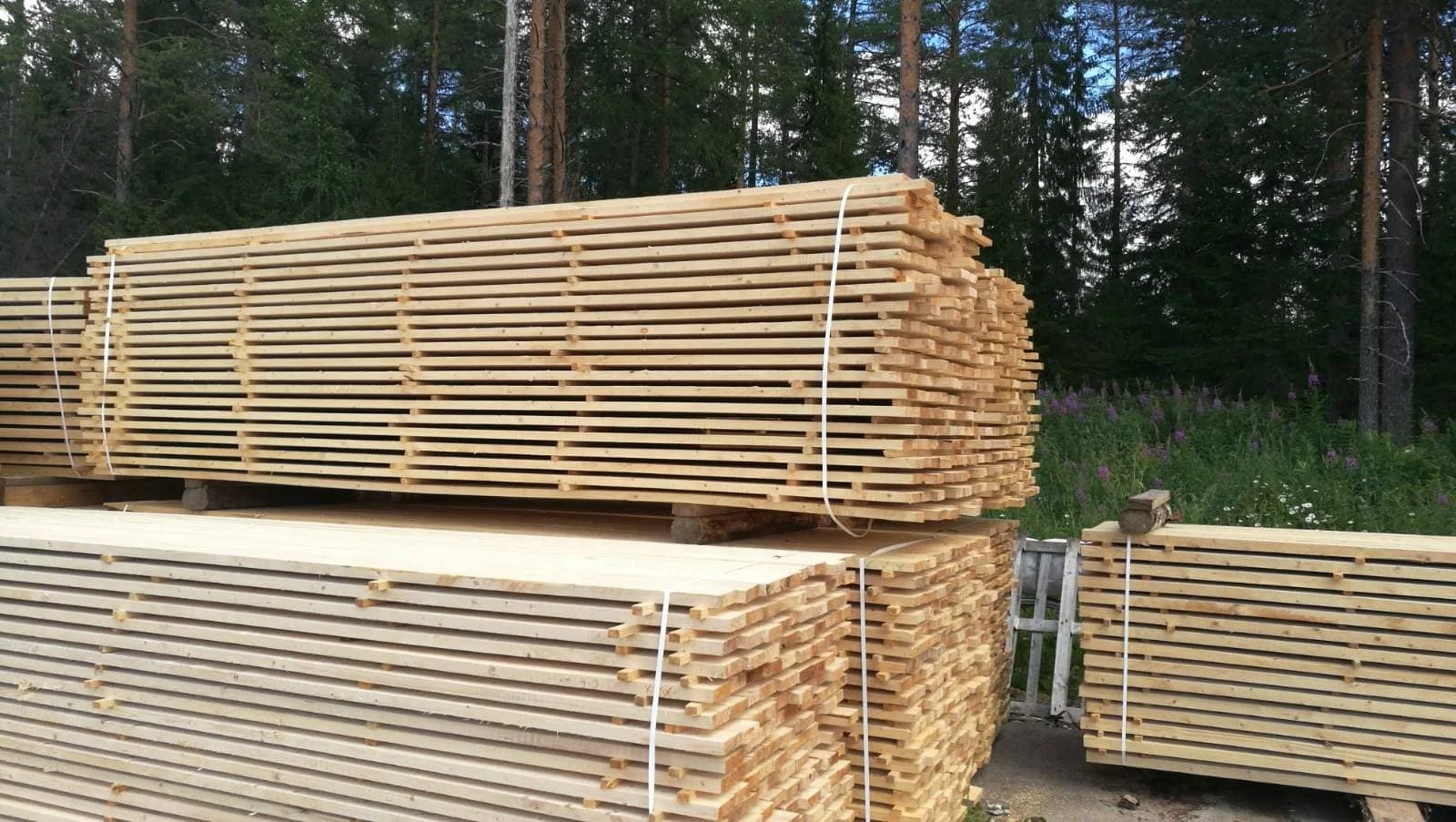 Wholesale Spruce Edged Wooden Board Timber Lumber Solid Board Industrial Wood For Construction Wooden Planks