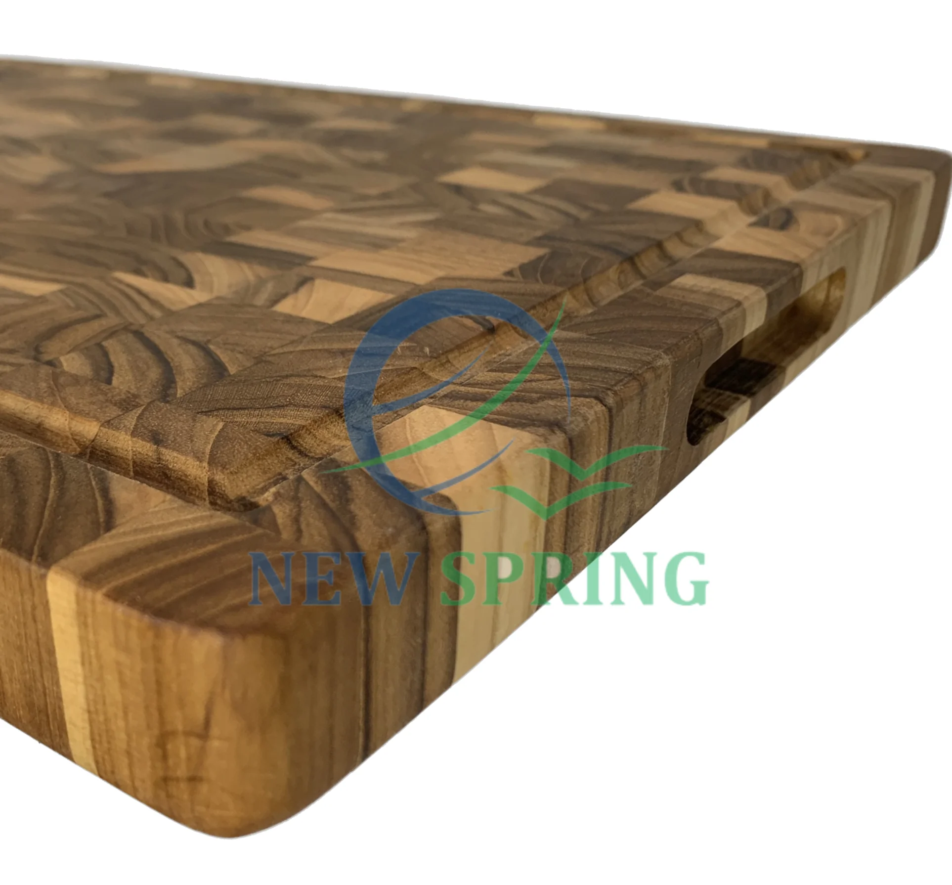 High-quality, thick wooden cutting boards come in many sizes depending on usage needs, for storage or decoration.