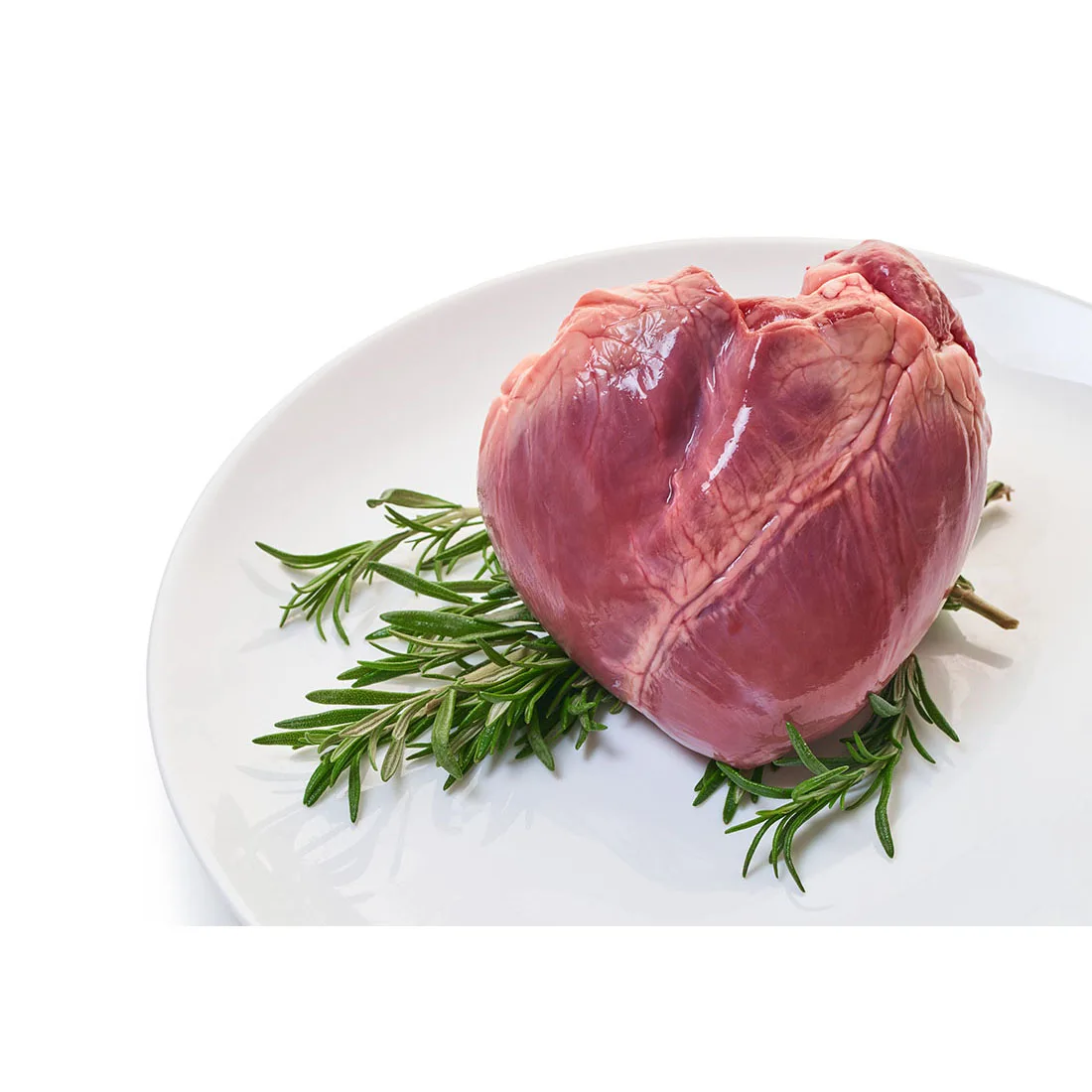 Натуральные органические субпродукты из говядины в виде сердца и мясная говядина вакуумной упаковке