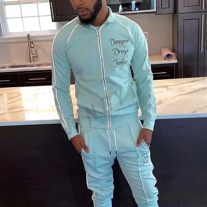 Мужской спортивный костюм