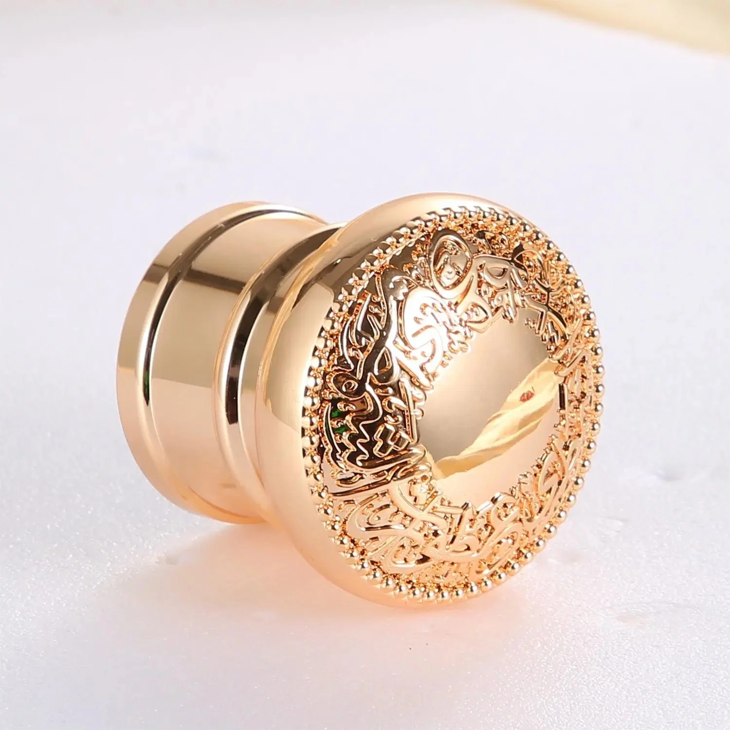 Zamac Perfume Cap Eye-Catching Bottle Lid Luxury Perfume Cap For Fea15mm Glass Bottle