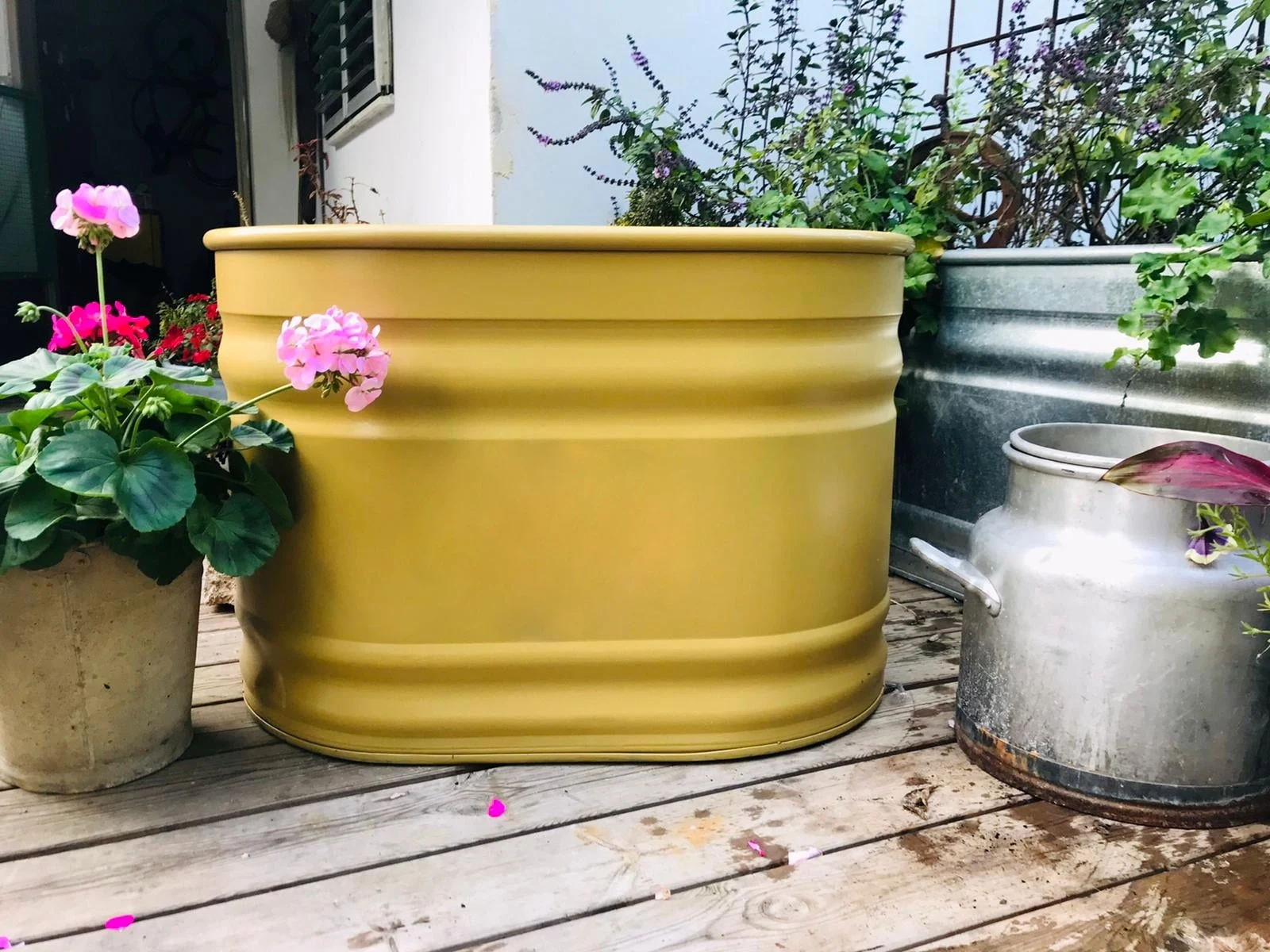 UNIQUE AND ELEGANT DESIGN GARDEN PLANTER GALVANIZED POWDER COATED TUBE FOR GARDEN DECOR CHEAP METAL FLOWER PLANTER