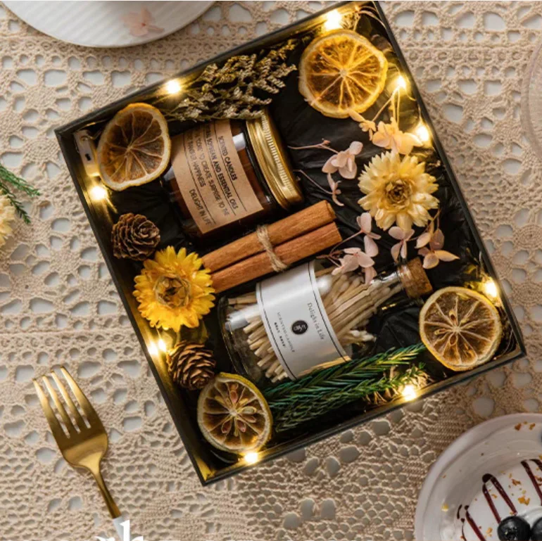 ODM/OEM Wholesale Customized Home Decor Luxury Dried Plants Scented Soy Wax Candles With Glass Jar And Metal Lid Gifts Set