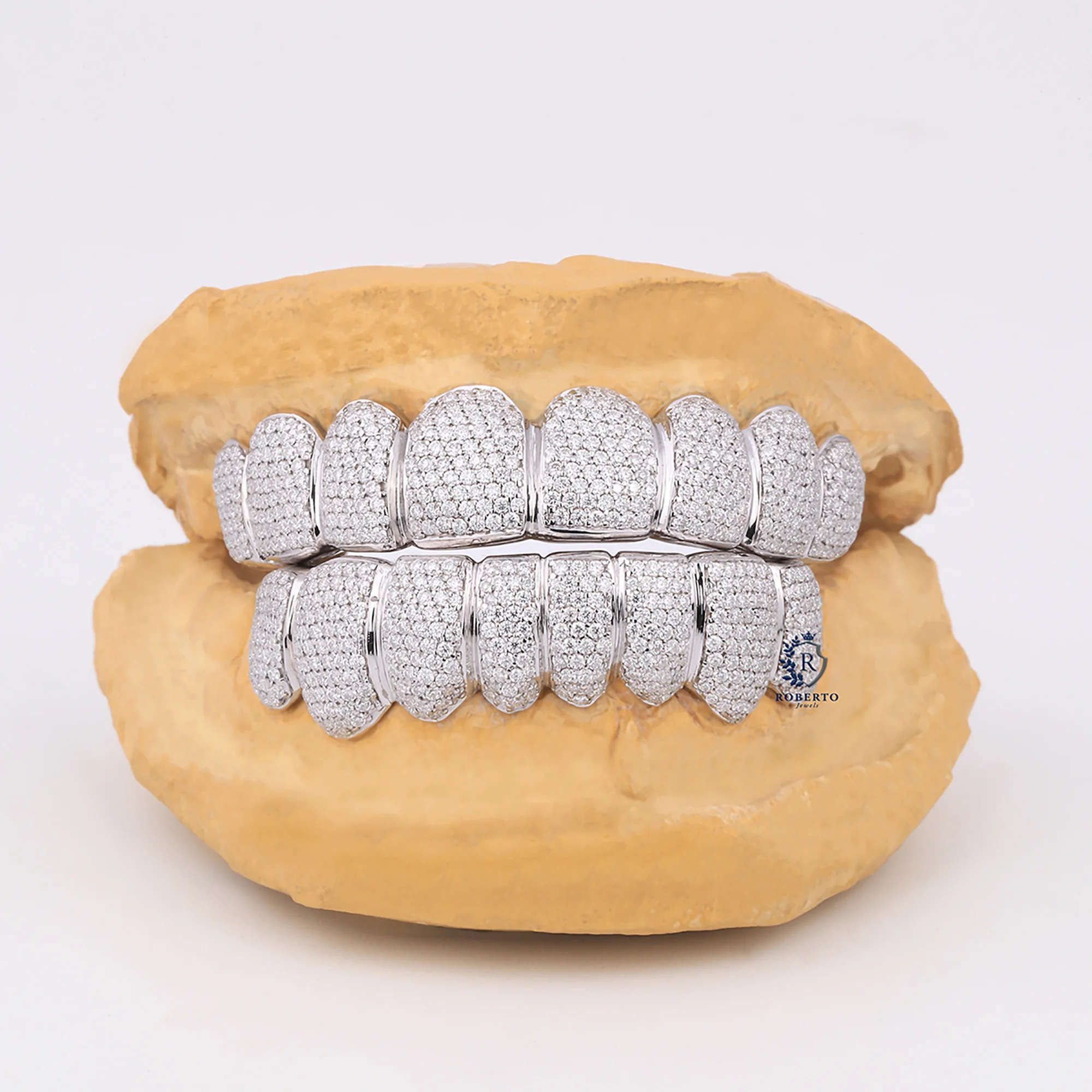 16 Teeth Iced Out Grillz Top Bottom Moissanite Diamond Plztinum Customize Color Teeth Grillz for Men Women Jewelry for Gift
