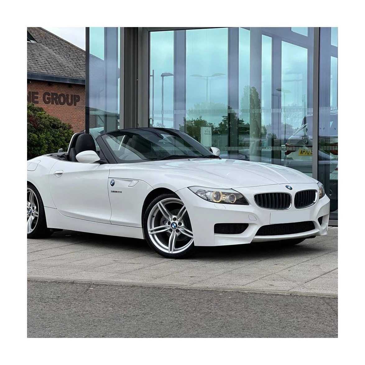 Продажа автомобилей BMWcars с расширенными функциями помощи при вождении и роскошным дизайном интерьера