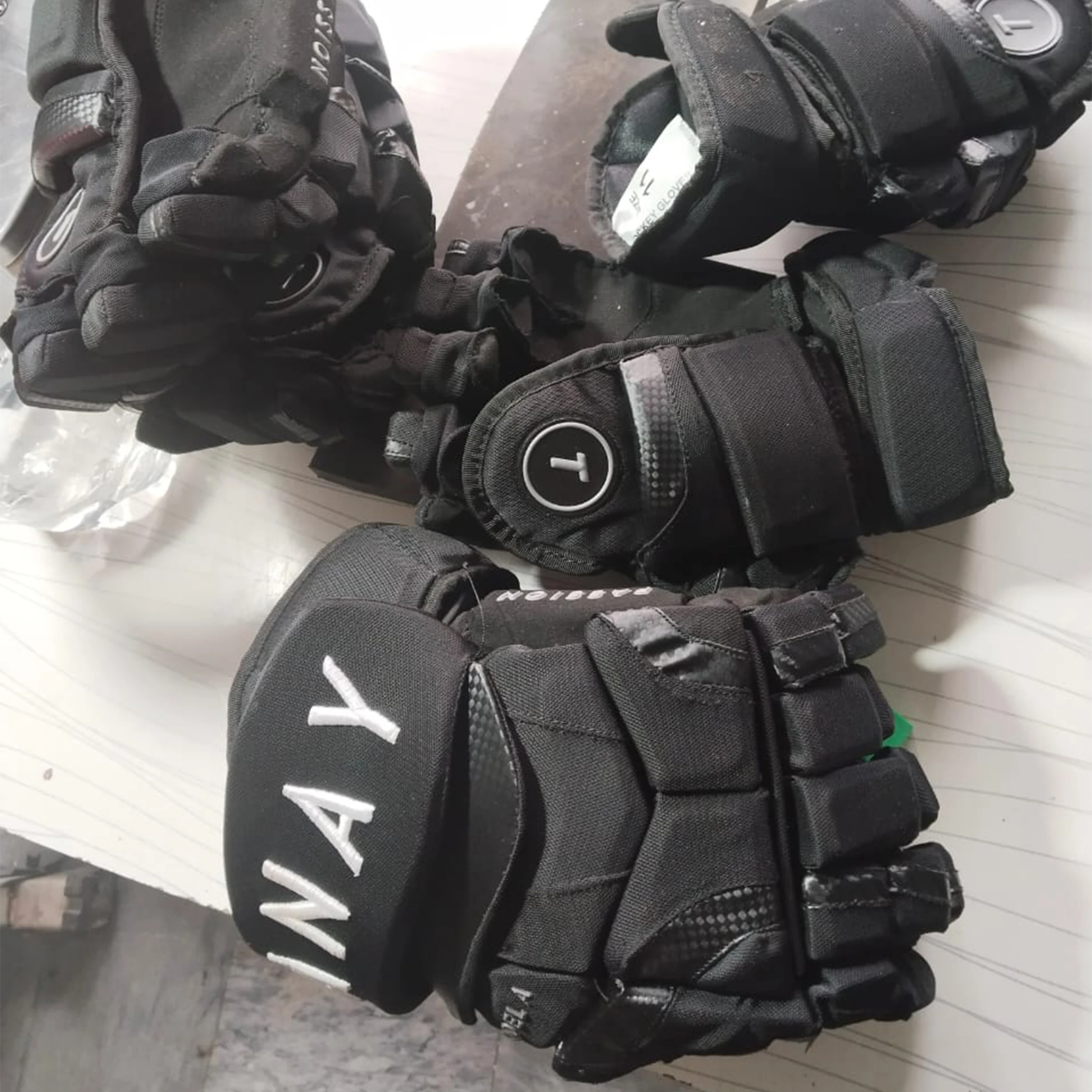 IBERIA Custom Wholesale High Quality Comfortable and Durable Premium Ice Hockey Gloves For Senior/Intermediate/Junior/Youth.