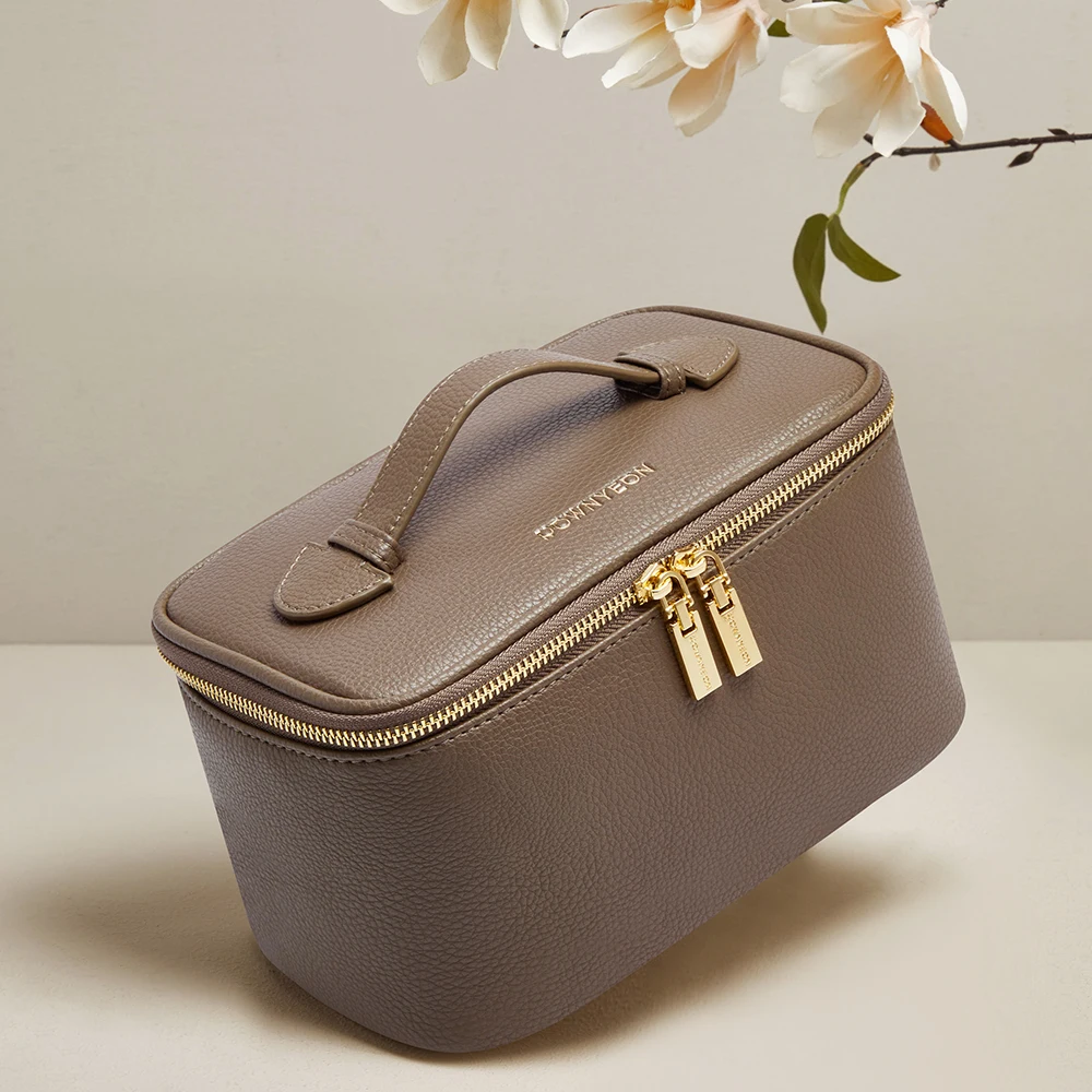 Rownyeon 2023 New Style Custom Logo Professional Makeup Train Organizer Storage Travel Cosmetic Case