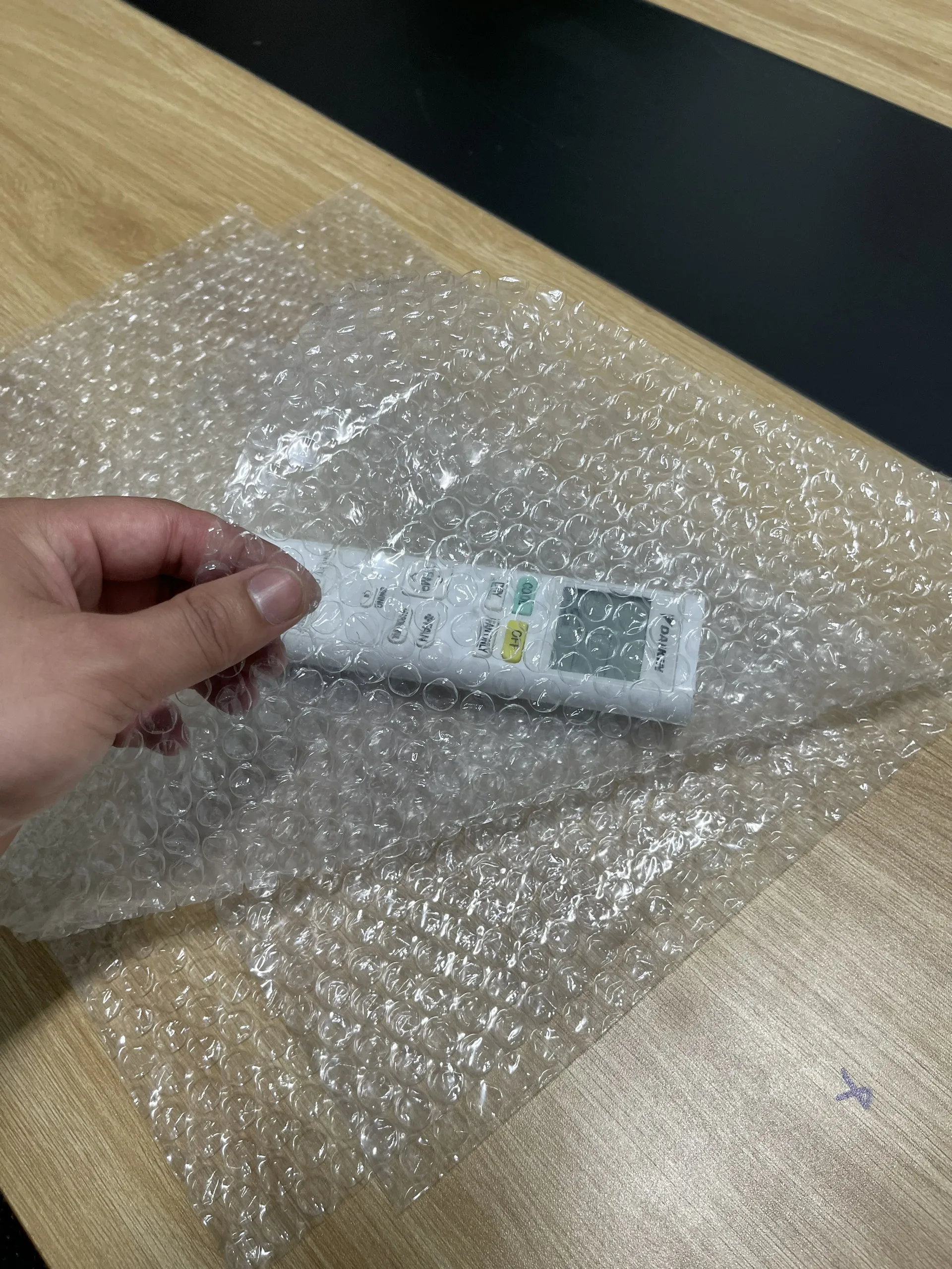 Made In Vietnam Air Bubble Sheet Wholesale Air Bubble Air Column Inflatable Protective Packaging Bag Roll