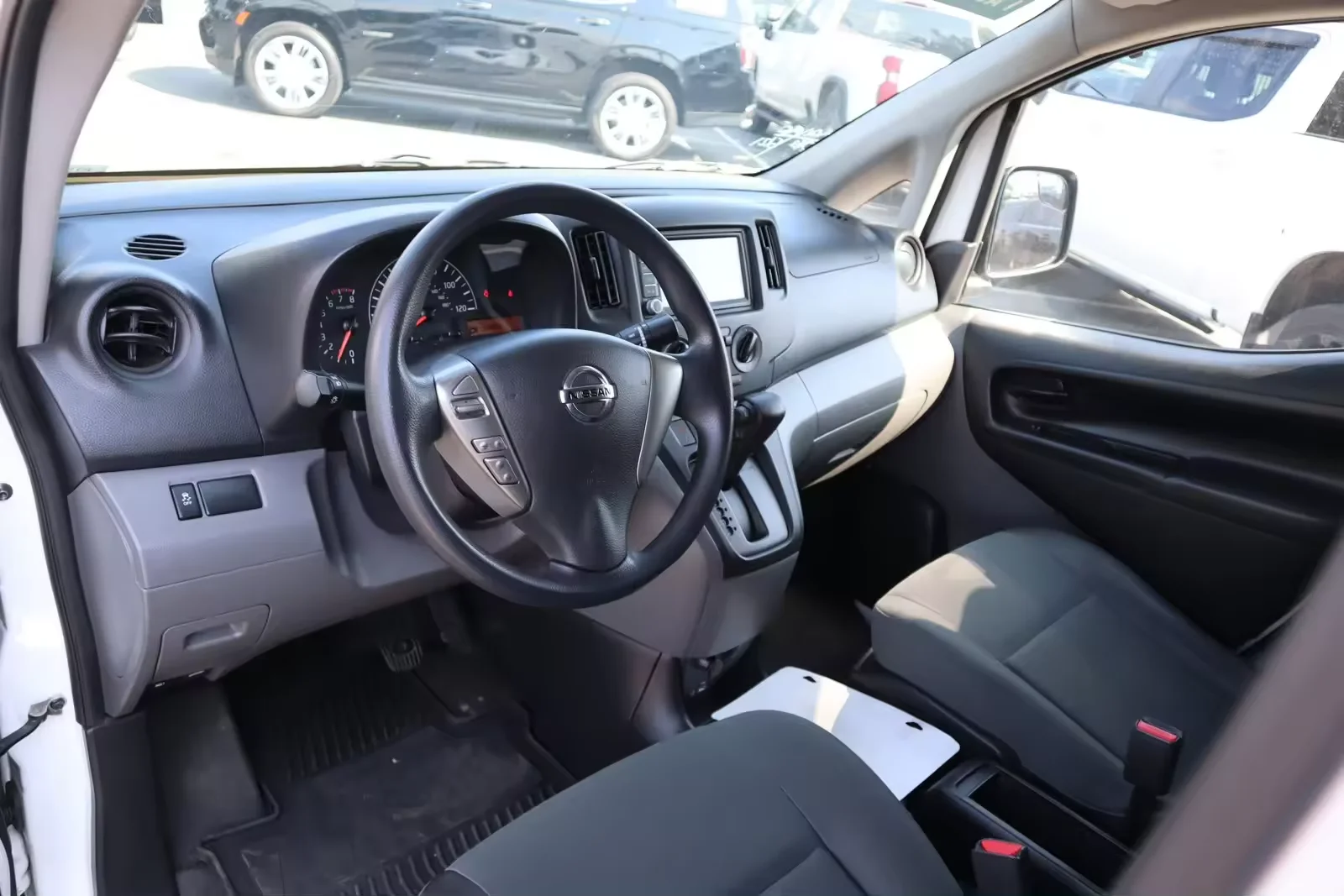Довольно используемый 2020 Nissan NV200 Compact Cargo S