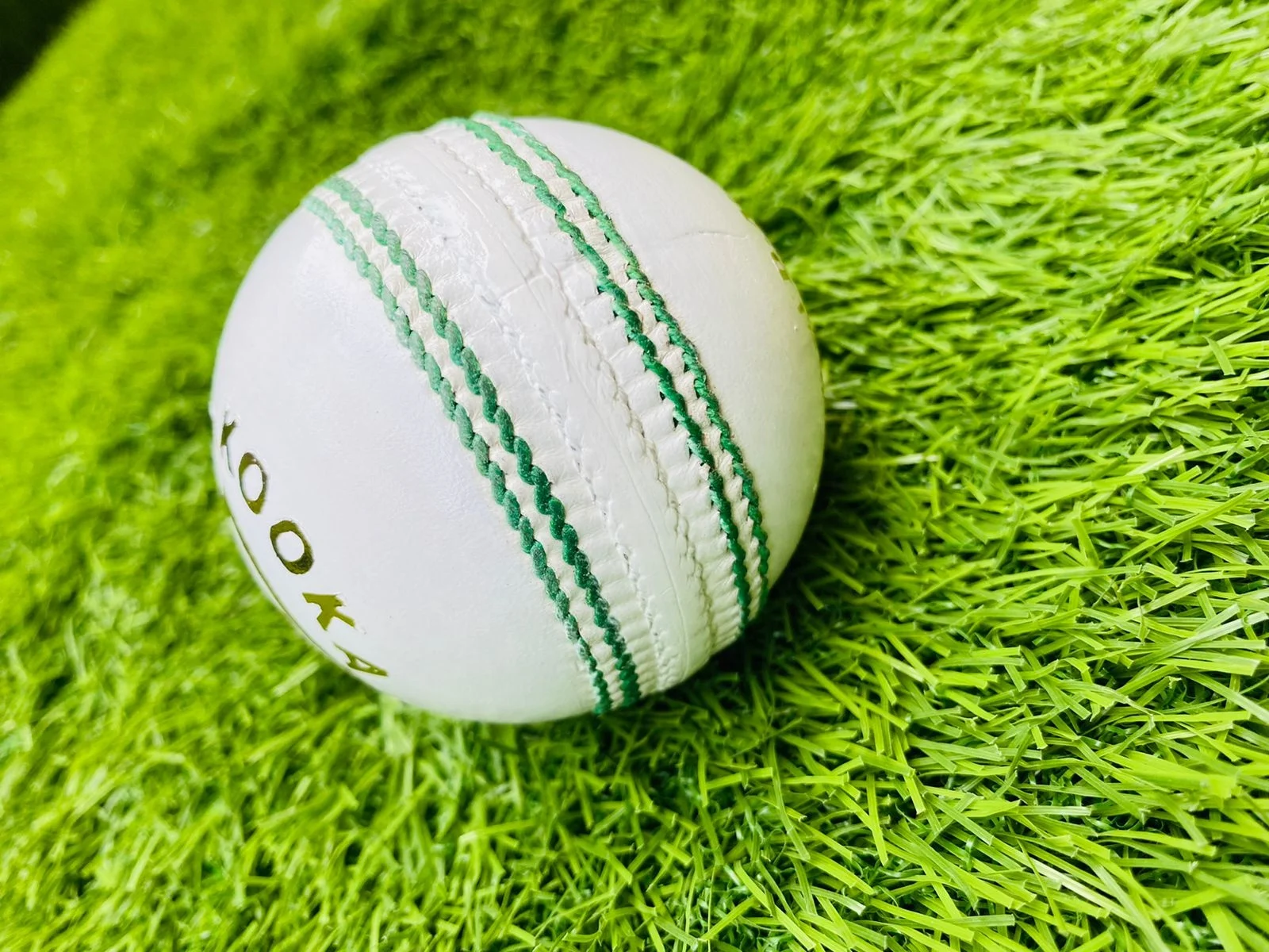 ENGLISH ALUM TANNED WHITE CRICKET BALLS MEN SIZE 156gm