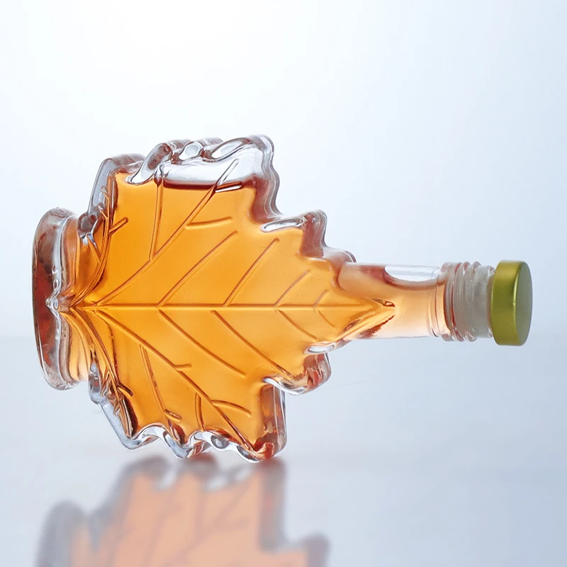 500 ml maple leaf shape transparent glass bottle with screw cap for gin whiskey vodka tequila rum
