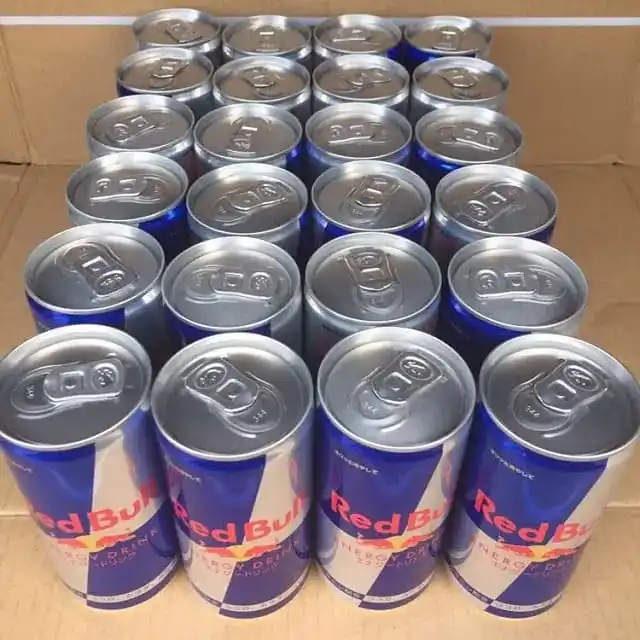 Энергетический напиток Redbull со всеми различными вкусами доступен в наличии