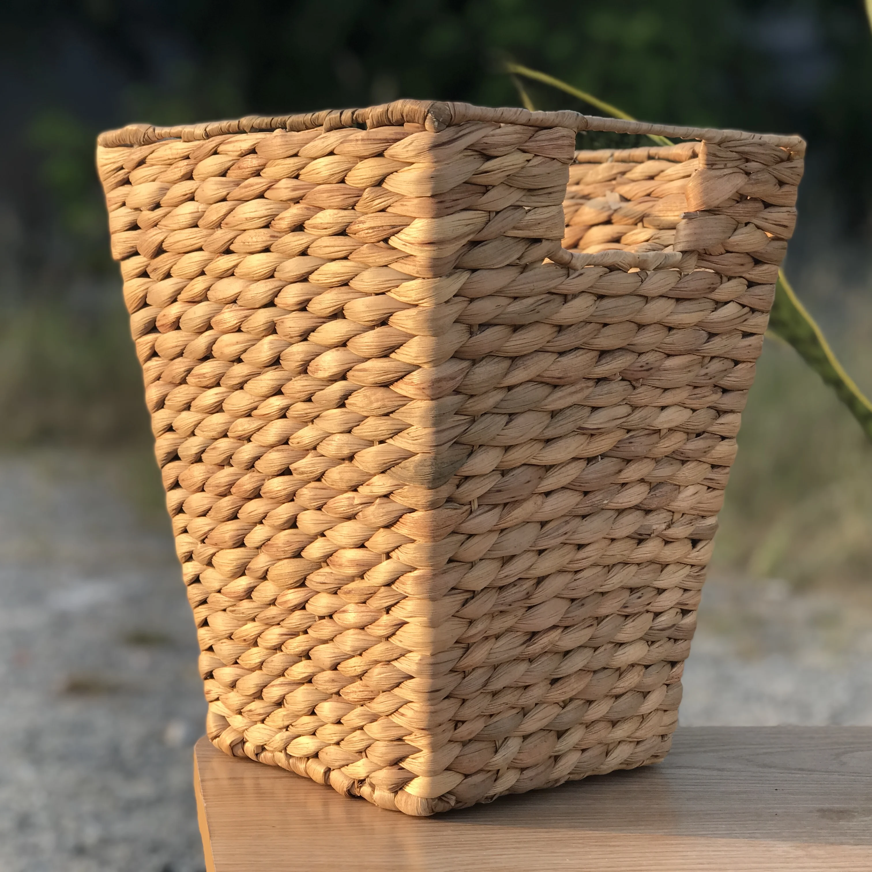 Eco-friendly Seagrass Wicker Water Hyacinth Waste Basket Trash Bin for Bathrooms Bedrooms or Offices Waste Basket Garbage Bin