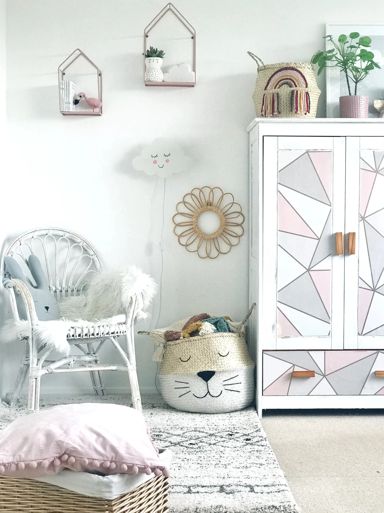 Hot Sale Cheap Straw Wicker Natural Handwoven Colorful Cute Animals Wholesales Round Shape Belly Seagrass Basket Storage