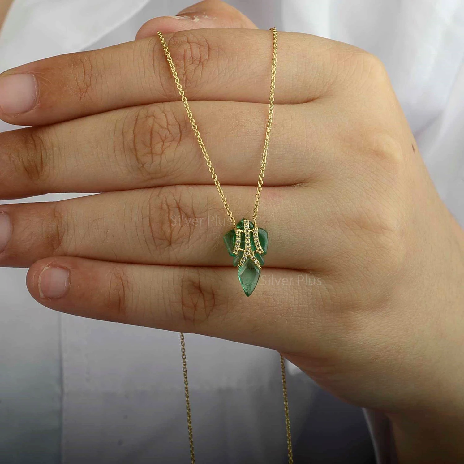 Hot Sale Green Leaf Symbolic Design Natural Emerald Gemstone 18k Solid Gold Diamond Pendant Link Chain Charming Necklace Jewelry