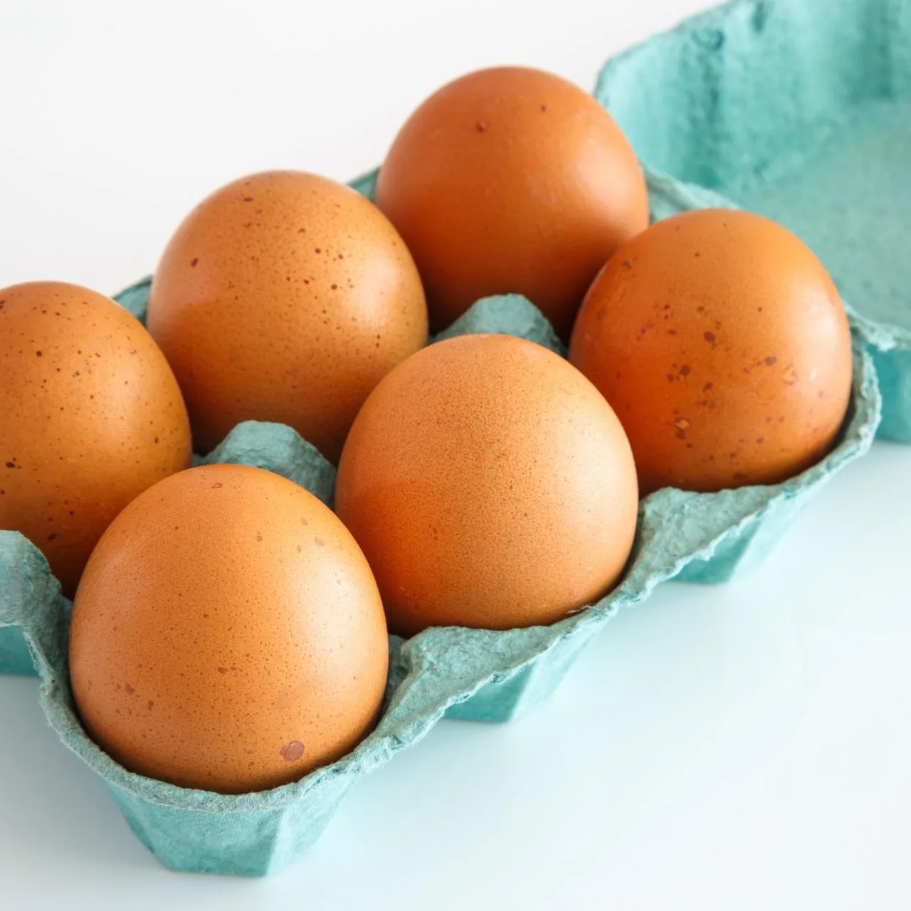 100% натуральный продукт фермы свежие куриные столовые яйца коричневый и белый