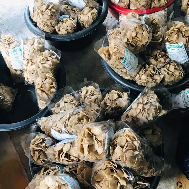 Fried raw fish crackers before eating Delicious taste popular in Thailand Use high quality bags. Weight 500g Cheap price