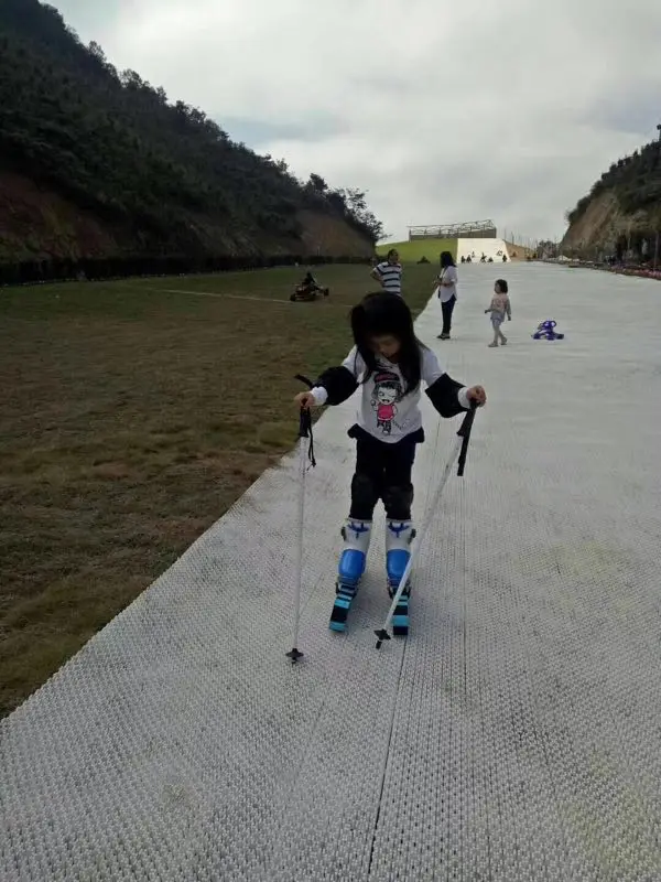 2020 hot selling White 80*20cm Plastic artificial non slip Dry ski slope mat for amusement