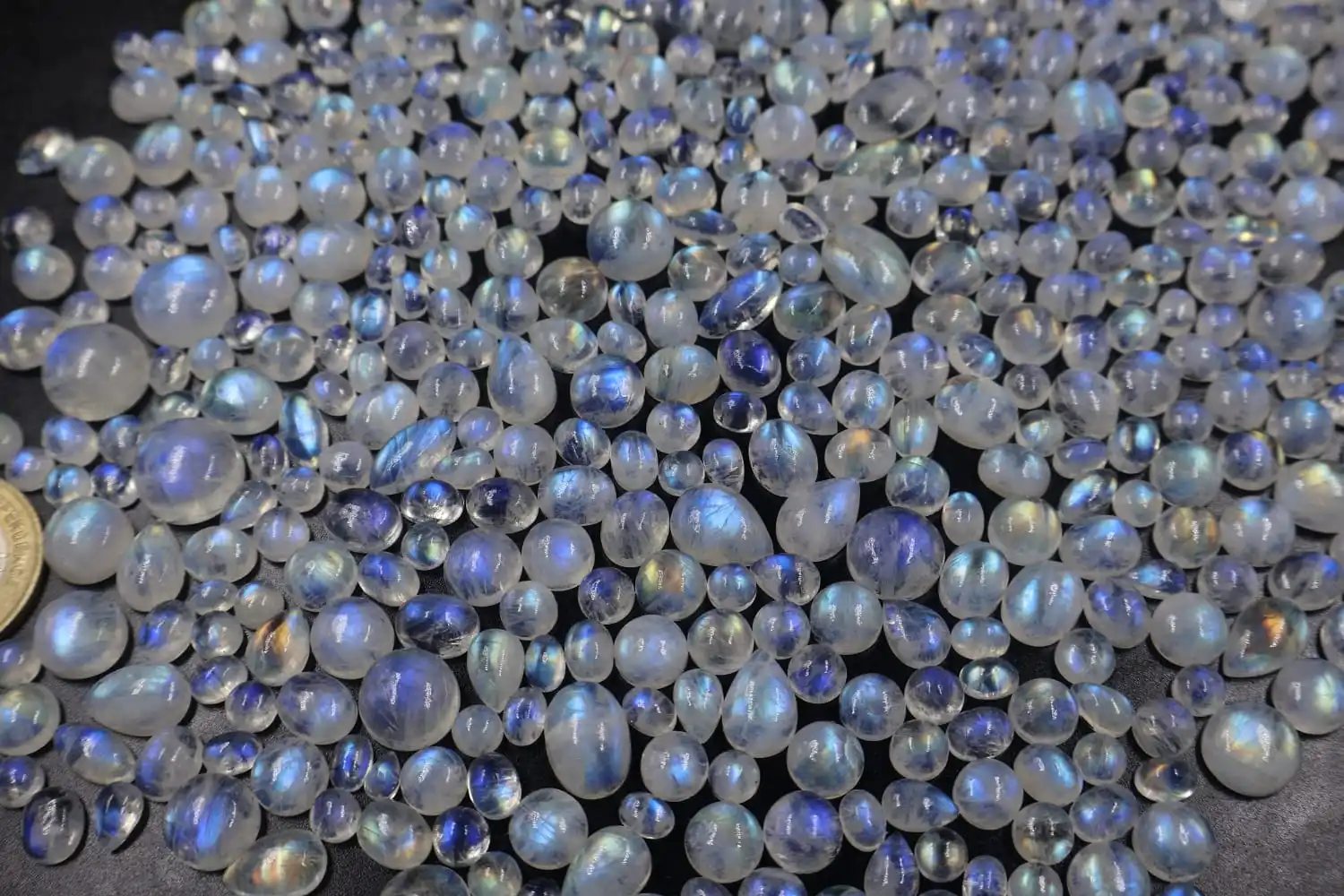 2024 Hot Sale Handmade High Heart-Shaped Natural Stones Genuine Smooth Blue White Rainbow Moonstone Cabochon Crystal Opal