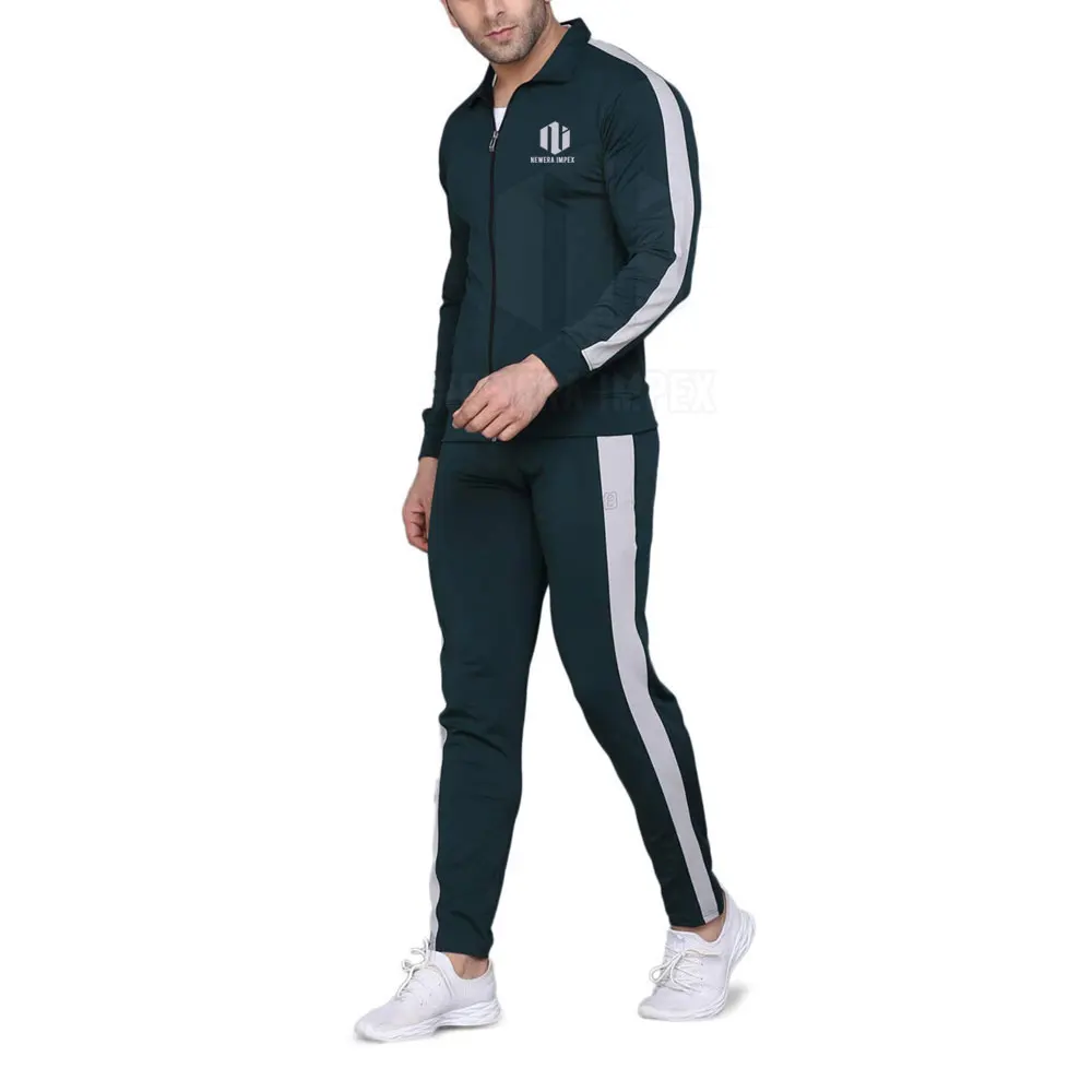 Мужской спортивный костюм