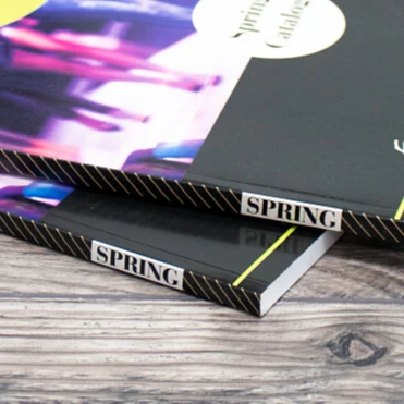 Недорогая школьная книга с идеальным переплетением и цветным принтом