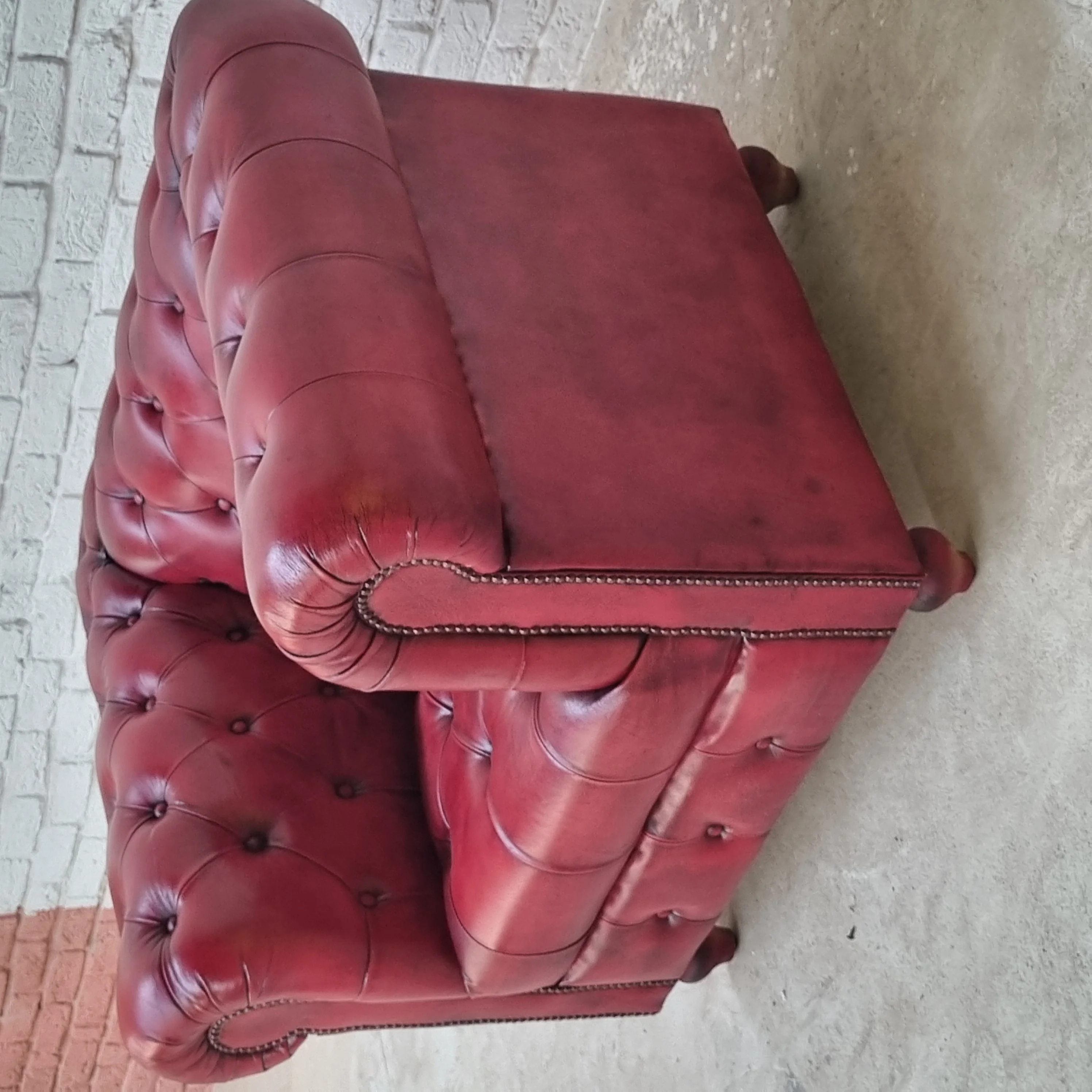 Новейший 2024 красный розовый цвет tifted Chesterfield 1-Местный Кожаный Диван горячая Распродажа для гостиной отелей и вилл
