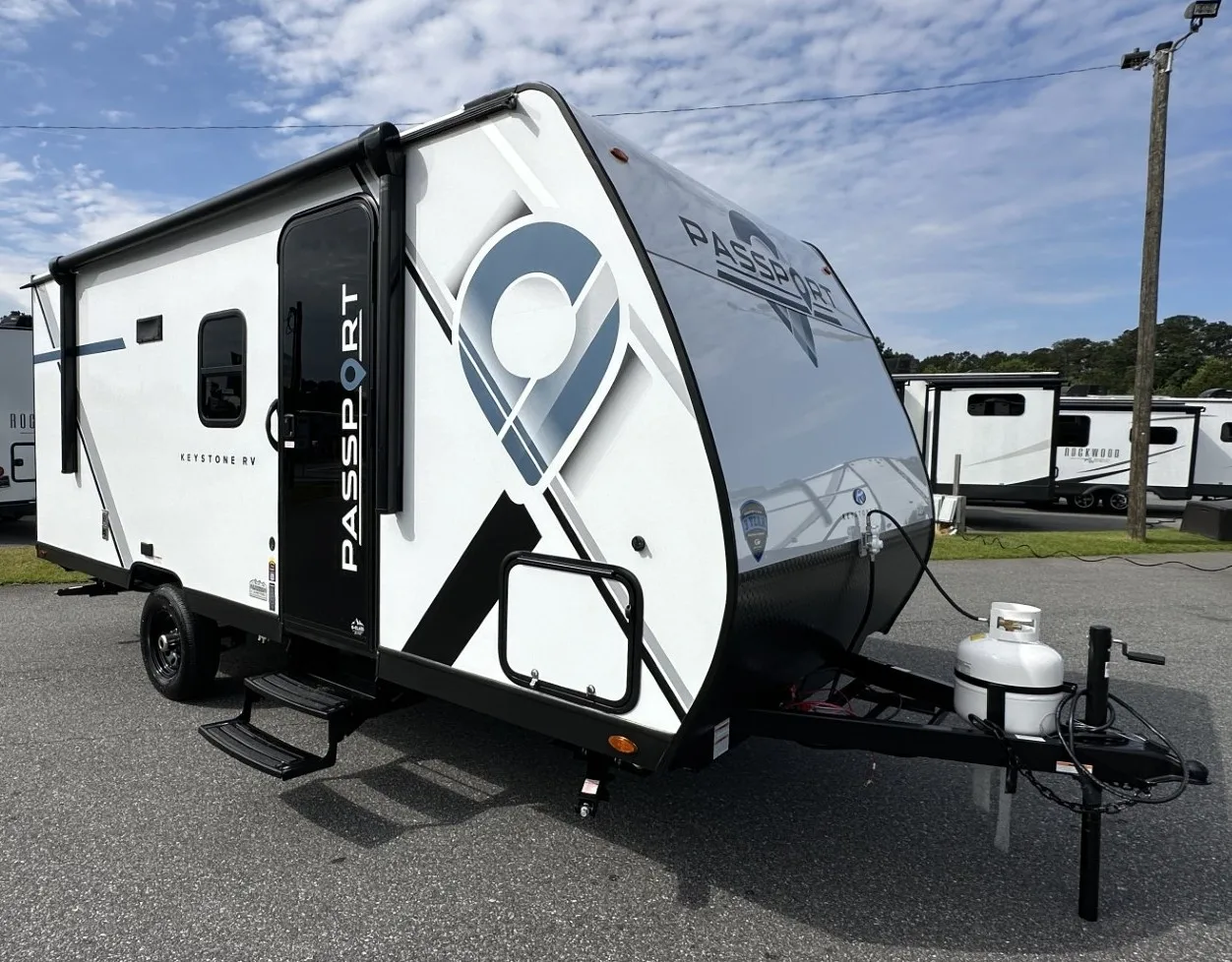 4x4 Off-Road Camper Trailer with Bathroom and Kitchen Mini Camper Trailer for Camping Available