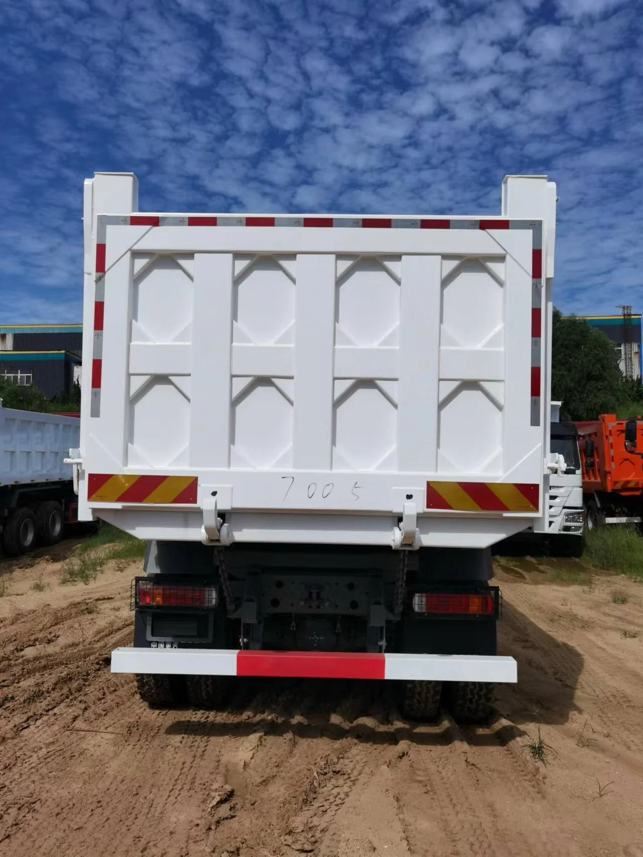 china howo tractor truck heavy duty tractor truck self loader tractor truck square shape cargo box 50 ton capacity