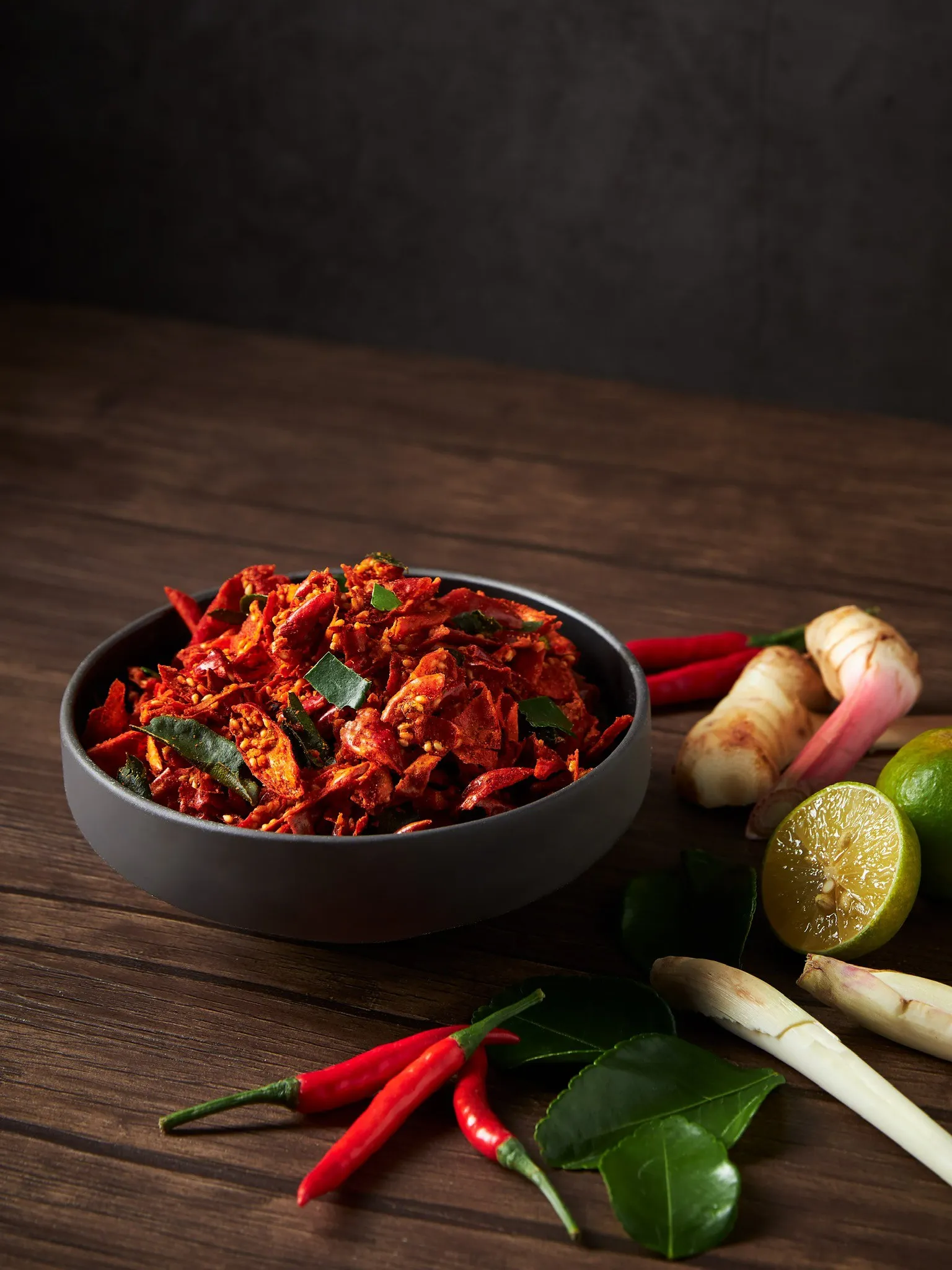 Готовая к употреблению закуска, хрустящая закуска Чили с кунжутом, оригинальная бутылка с ароматом 80 г, закуска для веганов, оптовая продажа из Таиланда