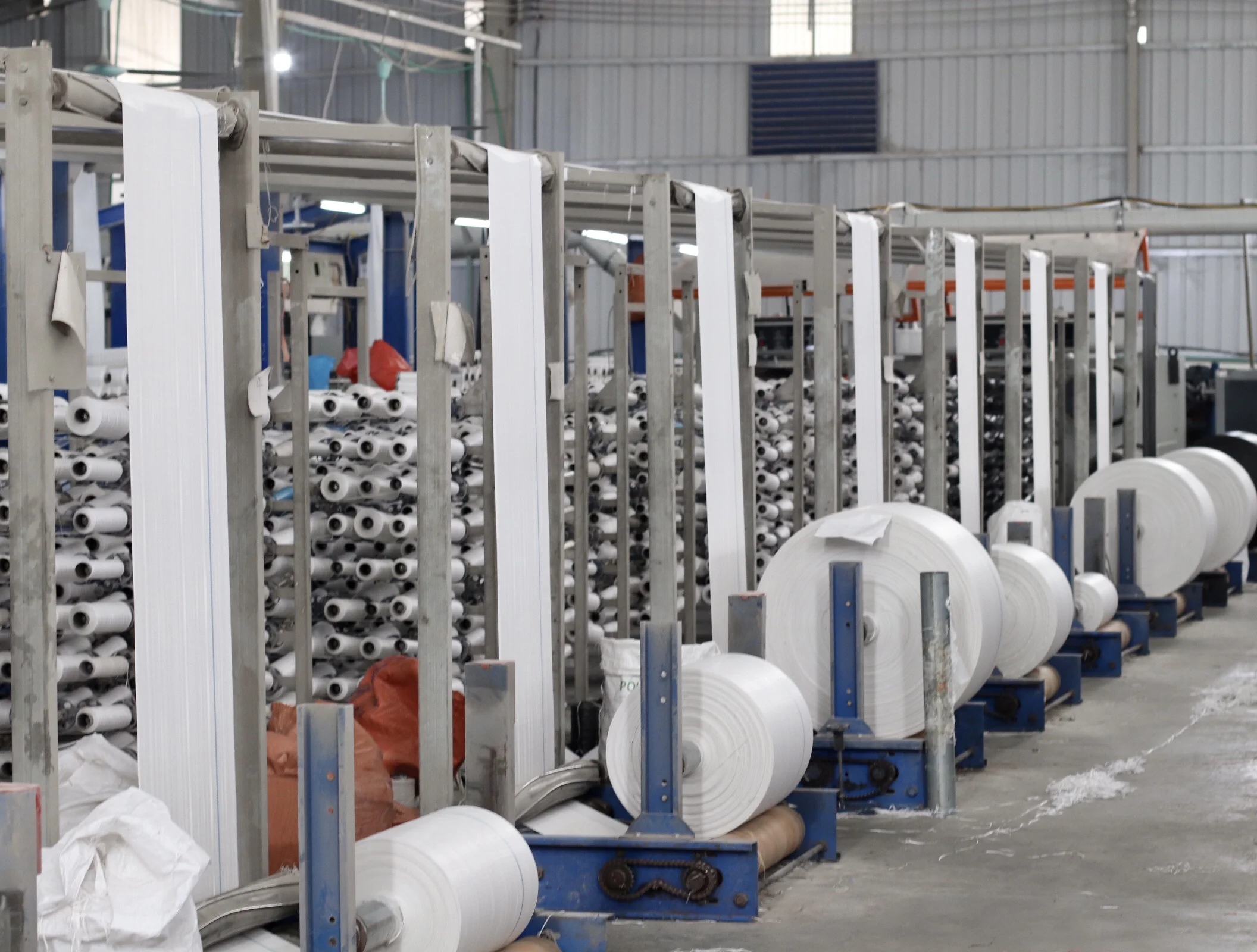 Vietnam100%  polyethylene new material  multi-colors pp woven bag roll wholesale