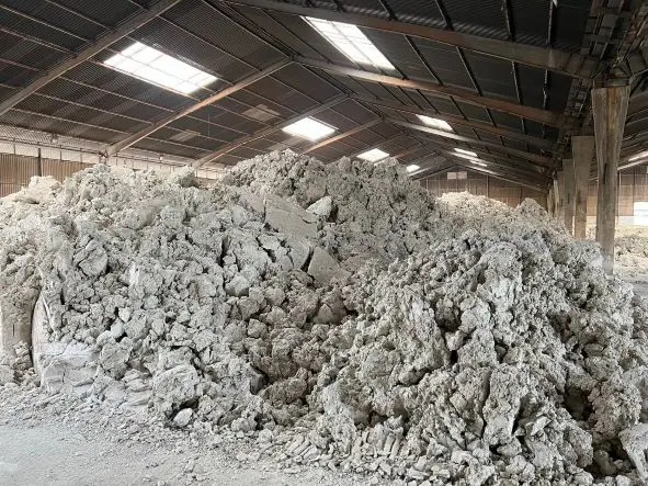 Low Moisture Low Price High Quality High Grade Raw Semi Plastic Malaysian Ball Clay for Ceramic Manufacture and Industry