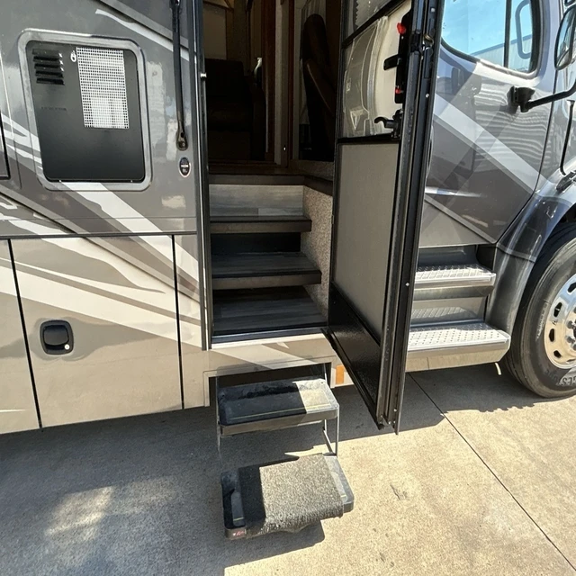 Luxury 4x4 Outdoor RV Camping Caravan Truck Cheap Standard Camper Van for Road Expedition for Car Owners