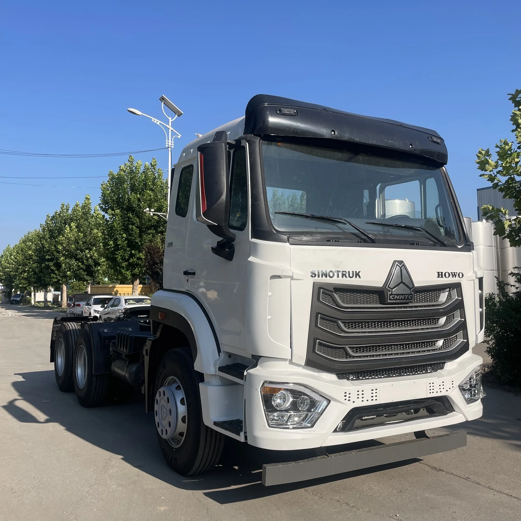 SINOTRUK HOWO NX 6X4 TRACTOR TRUCK 380hp 10 Wheels for Sale