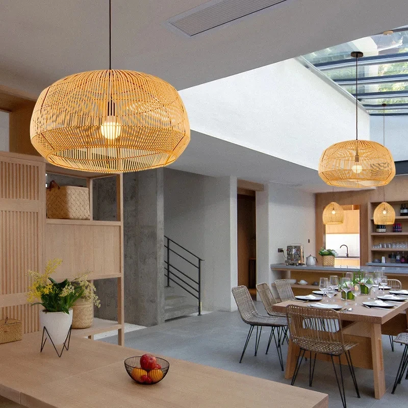 Элегантный абажур из бамбука и ротанга идеально подходит для подвесных светильников