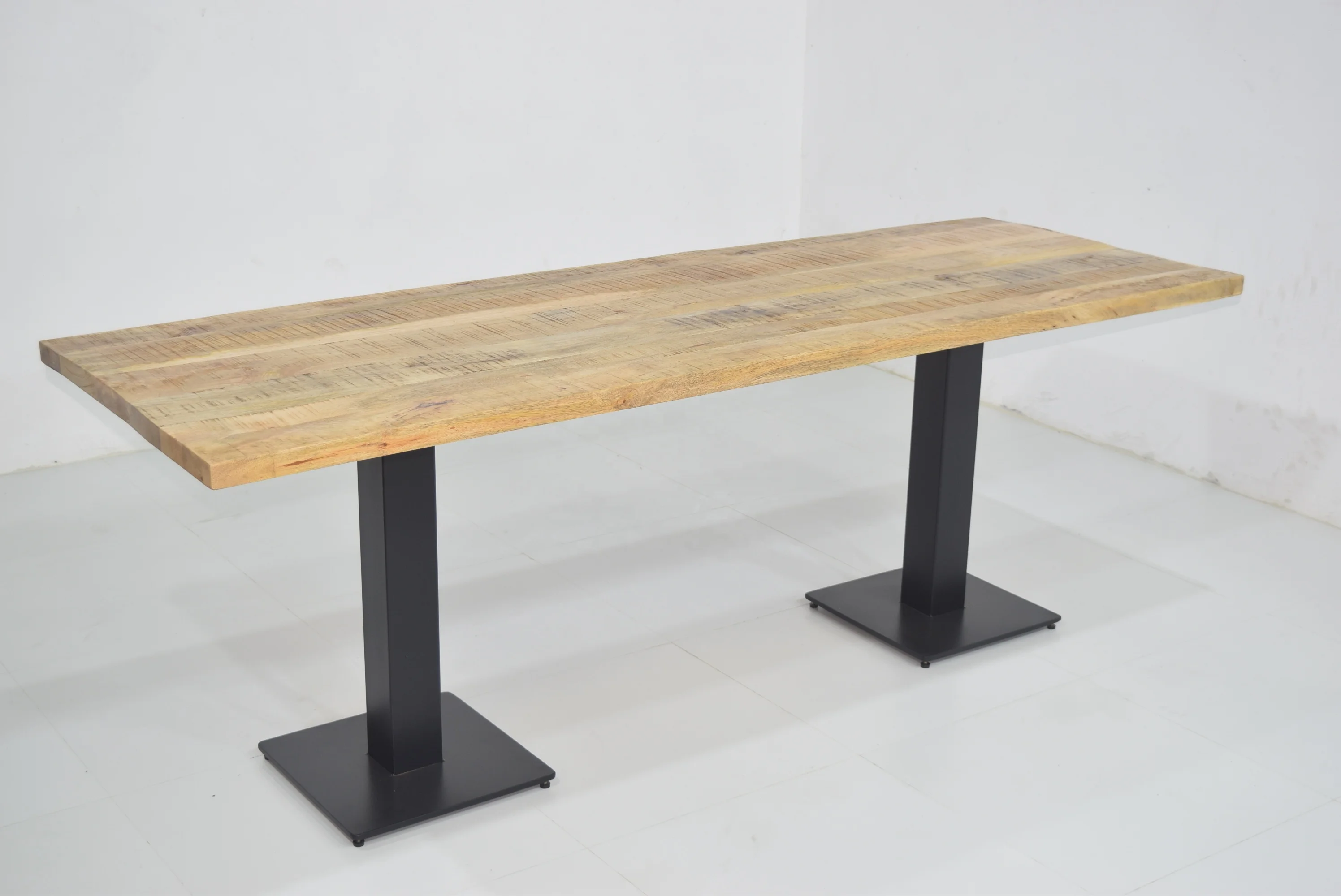 New Arrival 2024 Top Quality Highly Durable Iron Pipe Base and Solid Mango Wooden Top Bar Counter Table for Bar and Restaurant